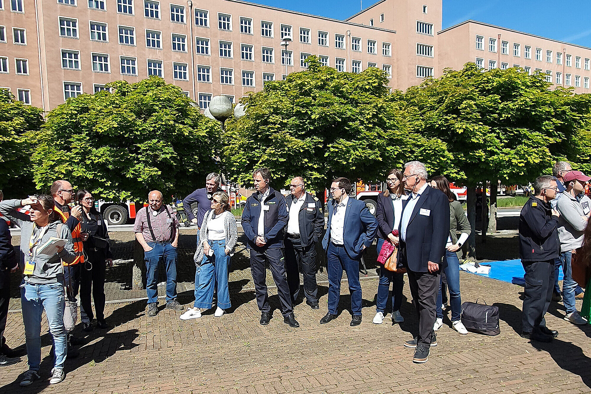 Teilnehmer der Katastrophenschutzübung beim Rundgang mit Innenminister Joachim Herrmann 