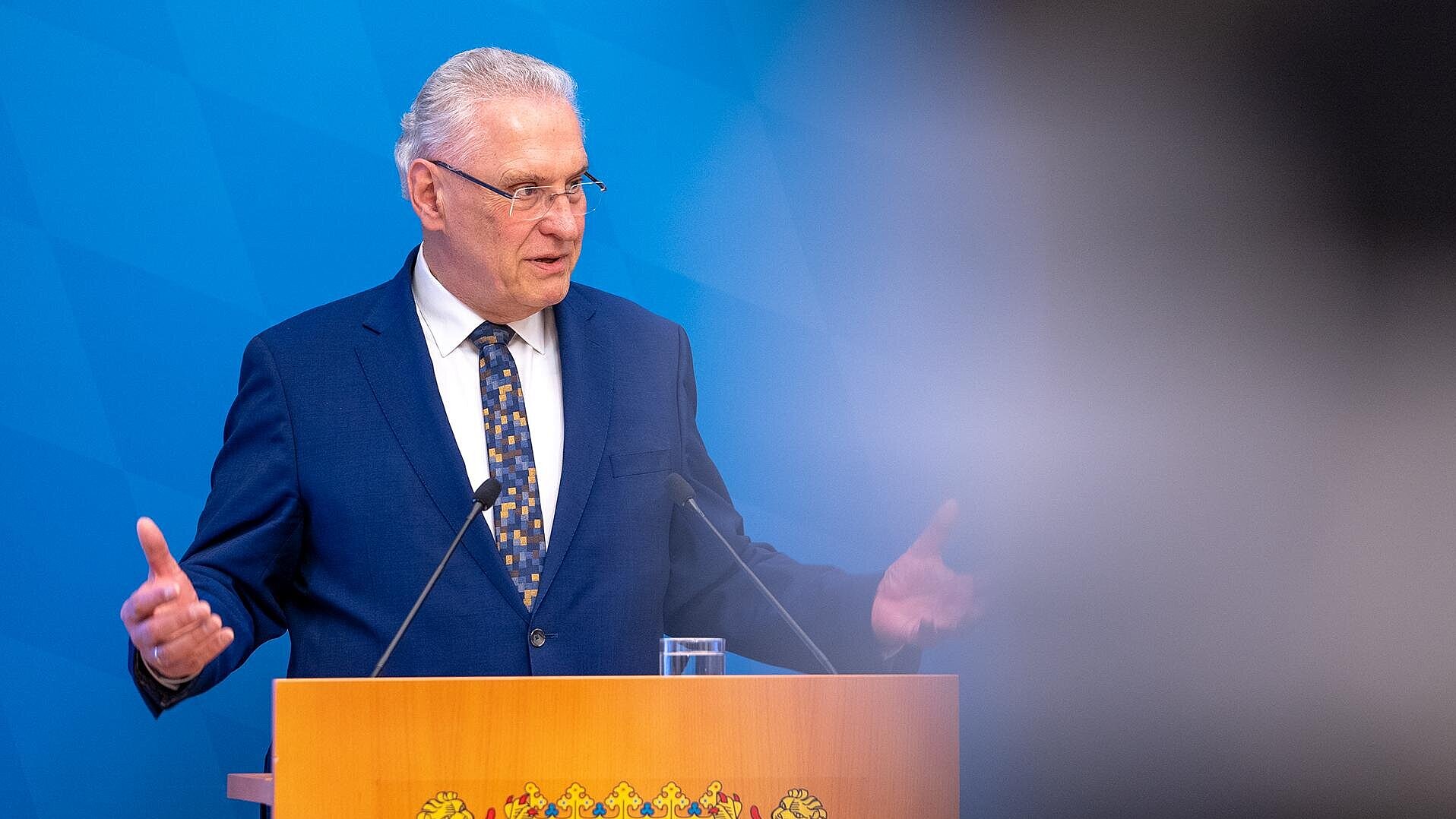 Innenminister Joachim Herrmann gestikulierend am Rednerpult