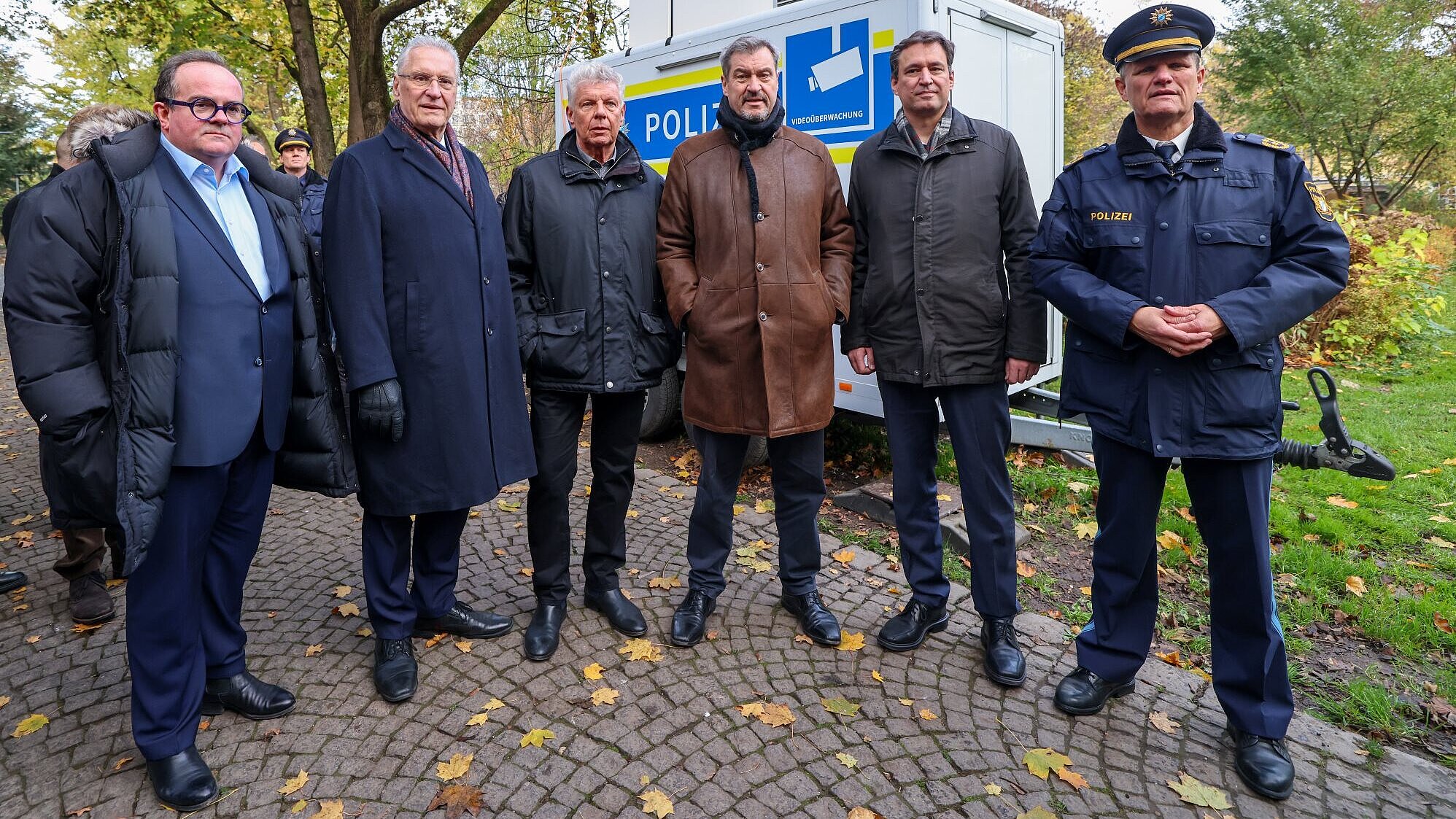 Gruppenfoto vor polizeilicher Überwachungskamera