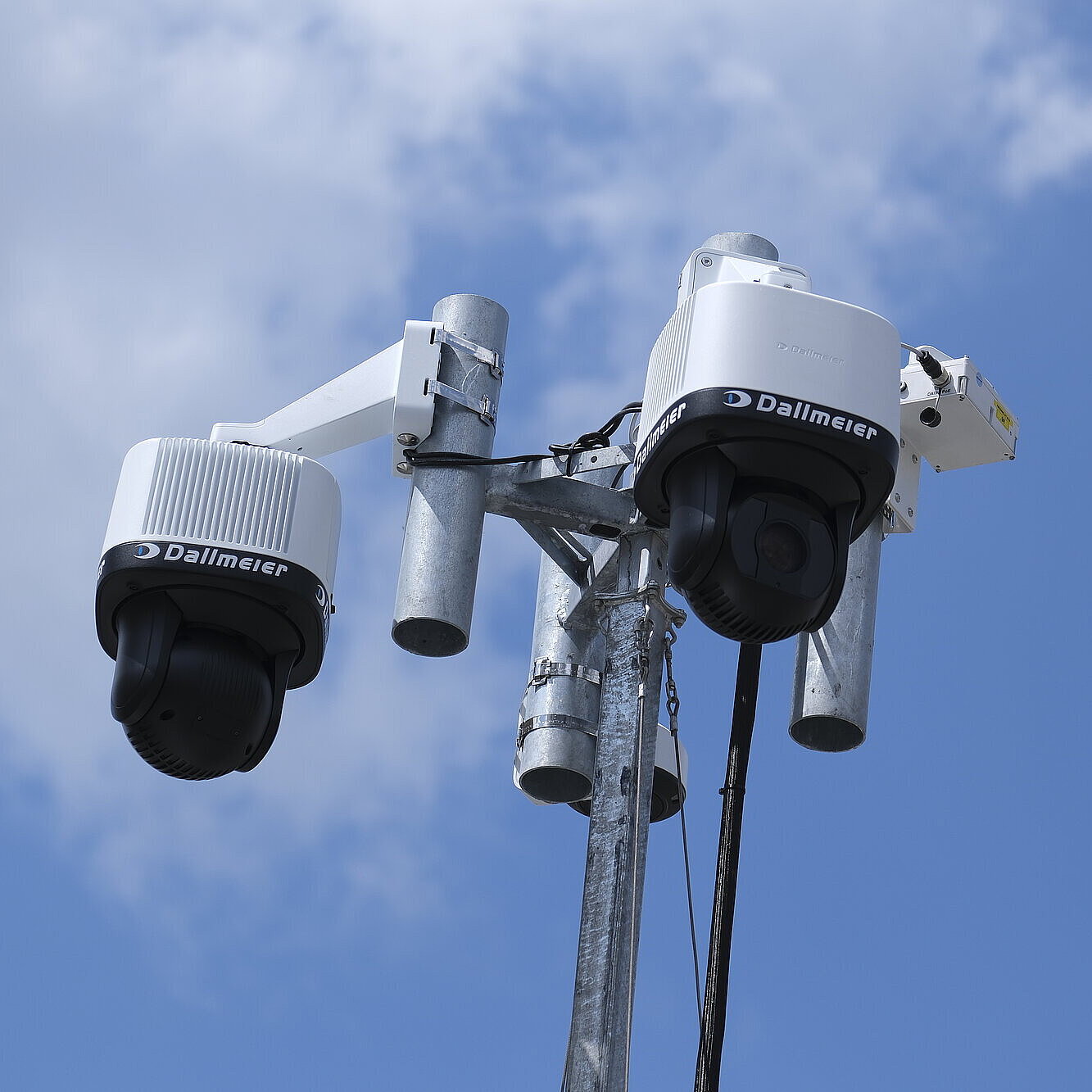 Videokameras vor blauem Himmel