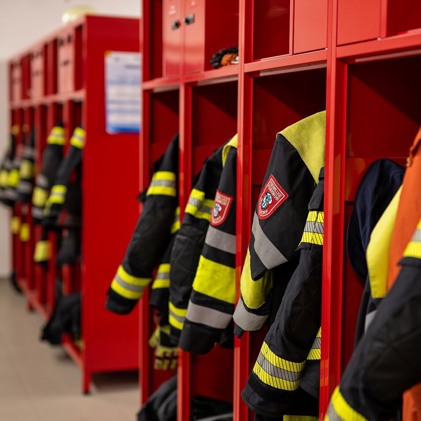 Feuerwehruniformen in Garderoben