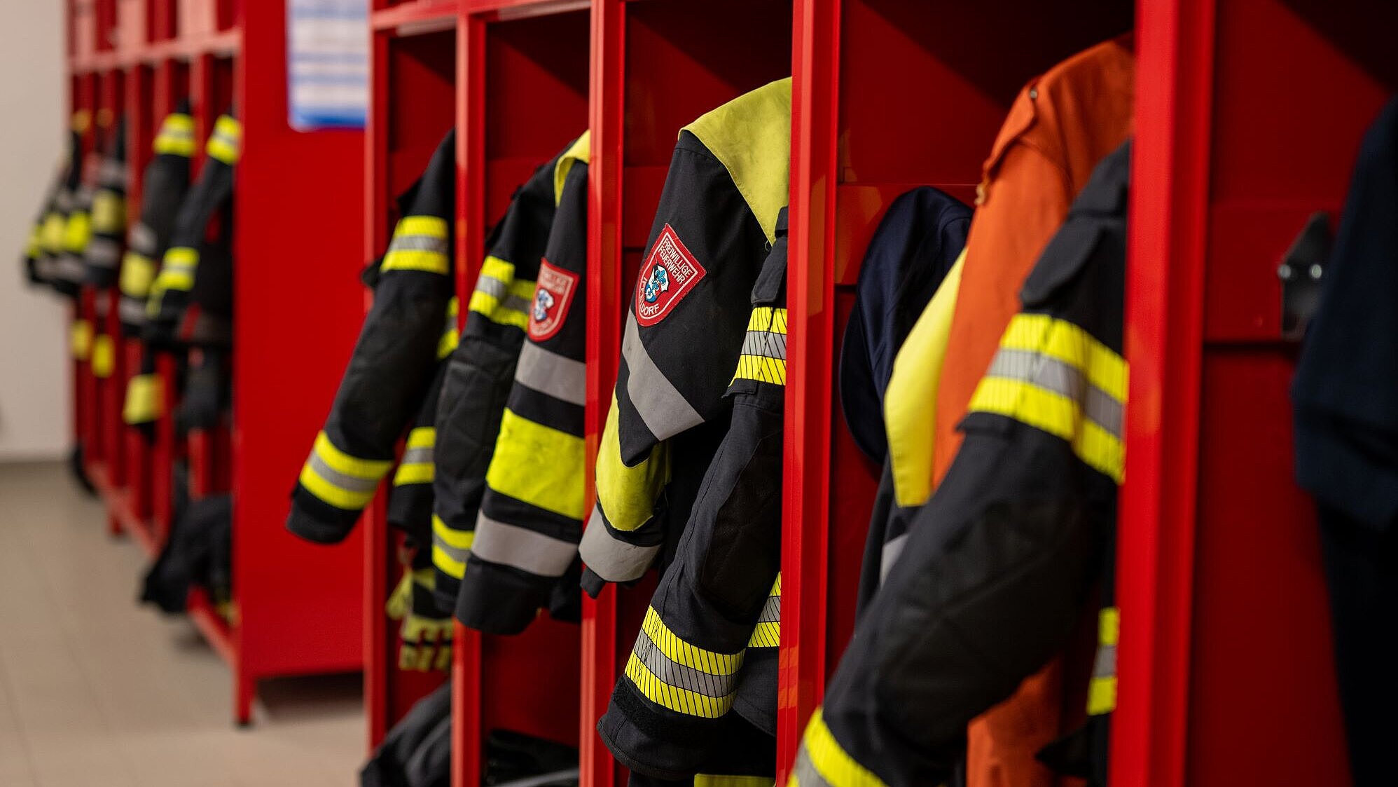 Feuerwehruniformen in Garderoben