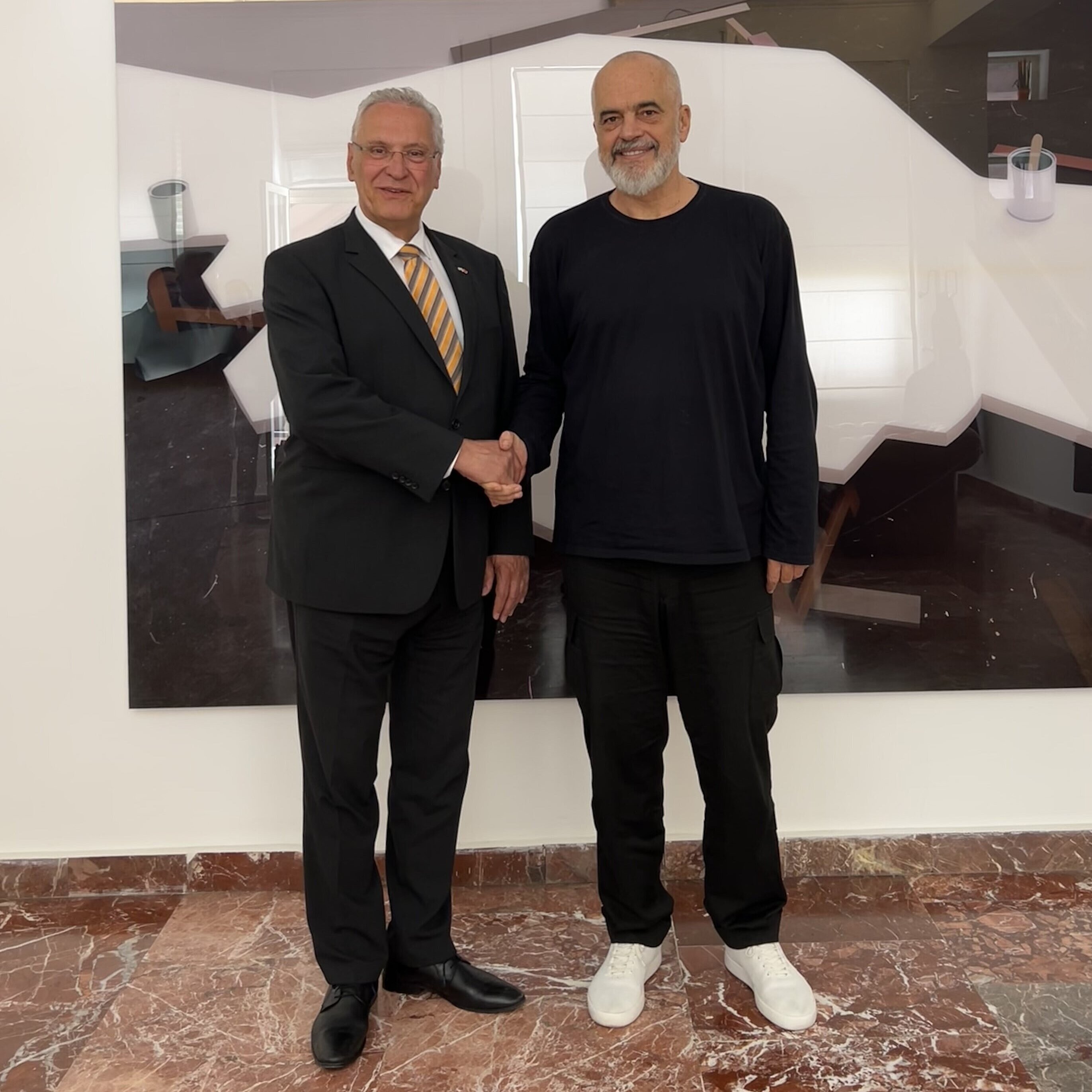 Innenminister Joachim Herrmann und Premierminister Edi Rama schütteln Hände