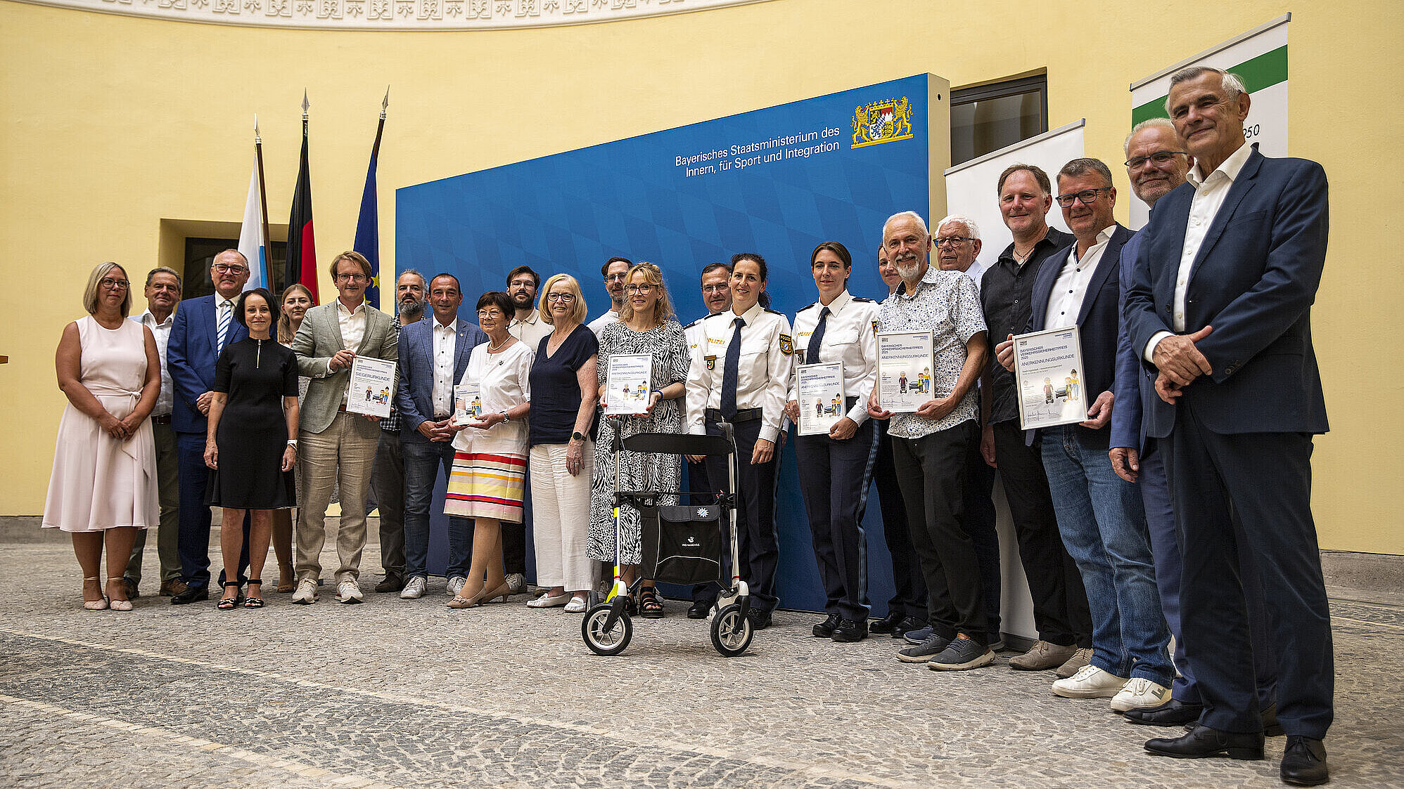 Gruppenfoto mit den Geehrten und Amtschef Dr. Erwin Lohner
