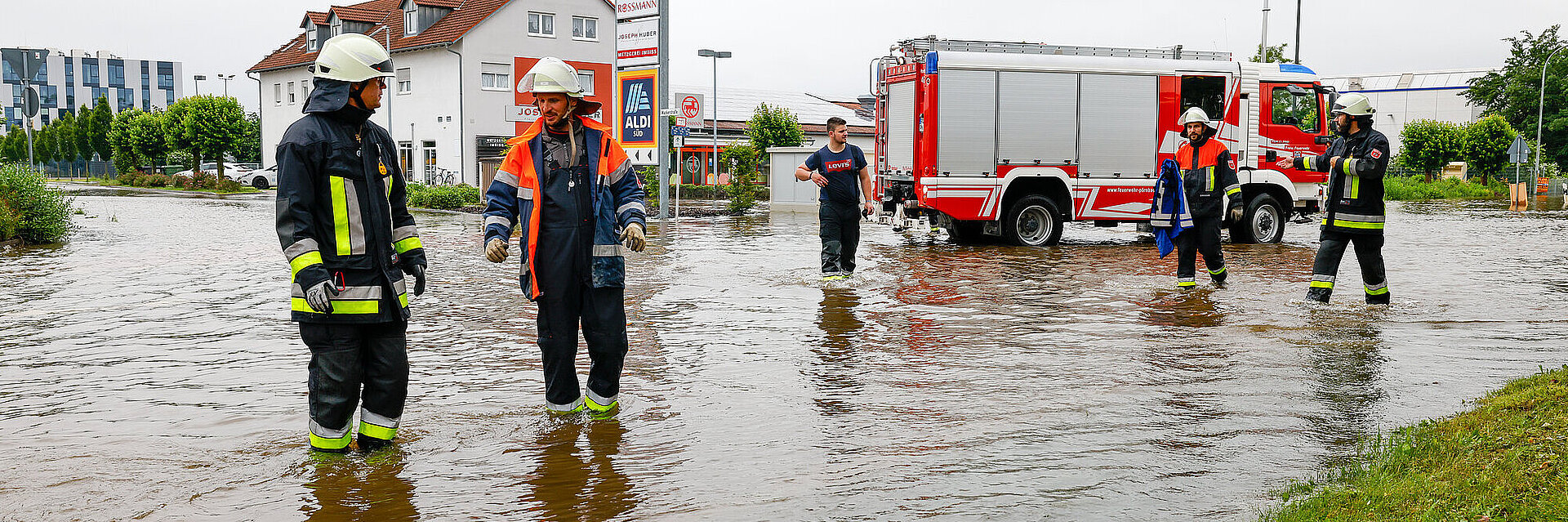 Feuerwehrleute im Einsatz in einem überschwemmten Hochwassergebiet
