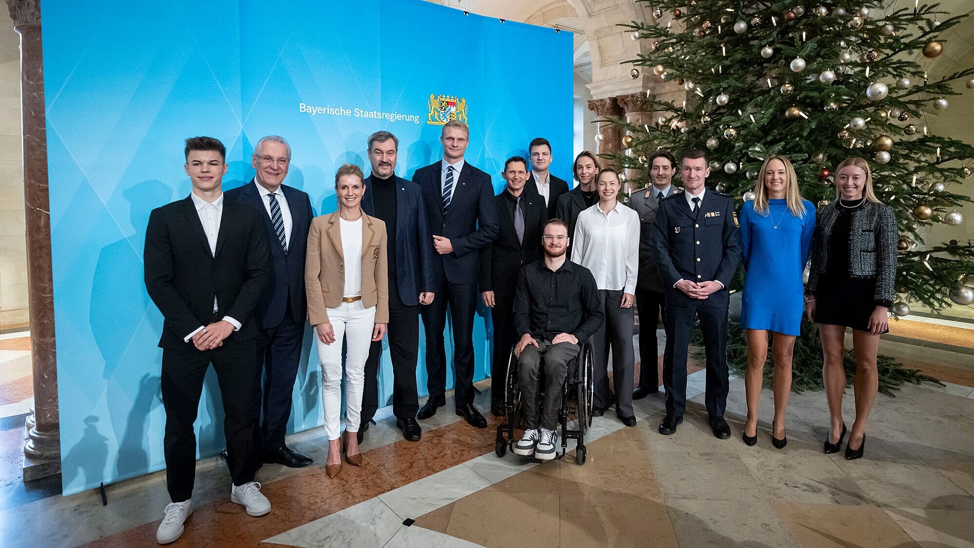 Auf dem Bild sind Ministerpräsident Dr. Markus Söder und Innen- und Sportminister Joachim Herrmann mit den bayerischen Medaillengewinnerinnen und -gewinnern der Olympischen und Paralympischen Spiele 2024.