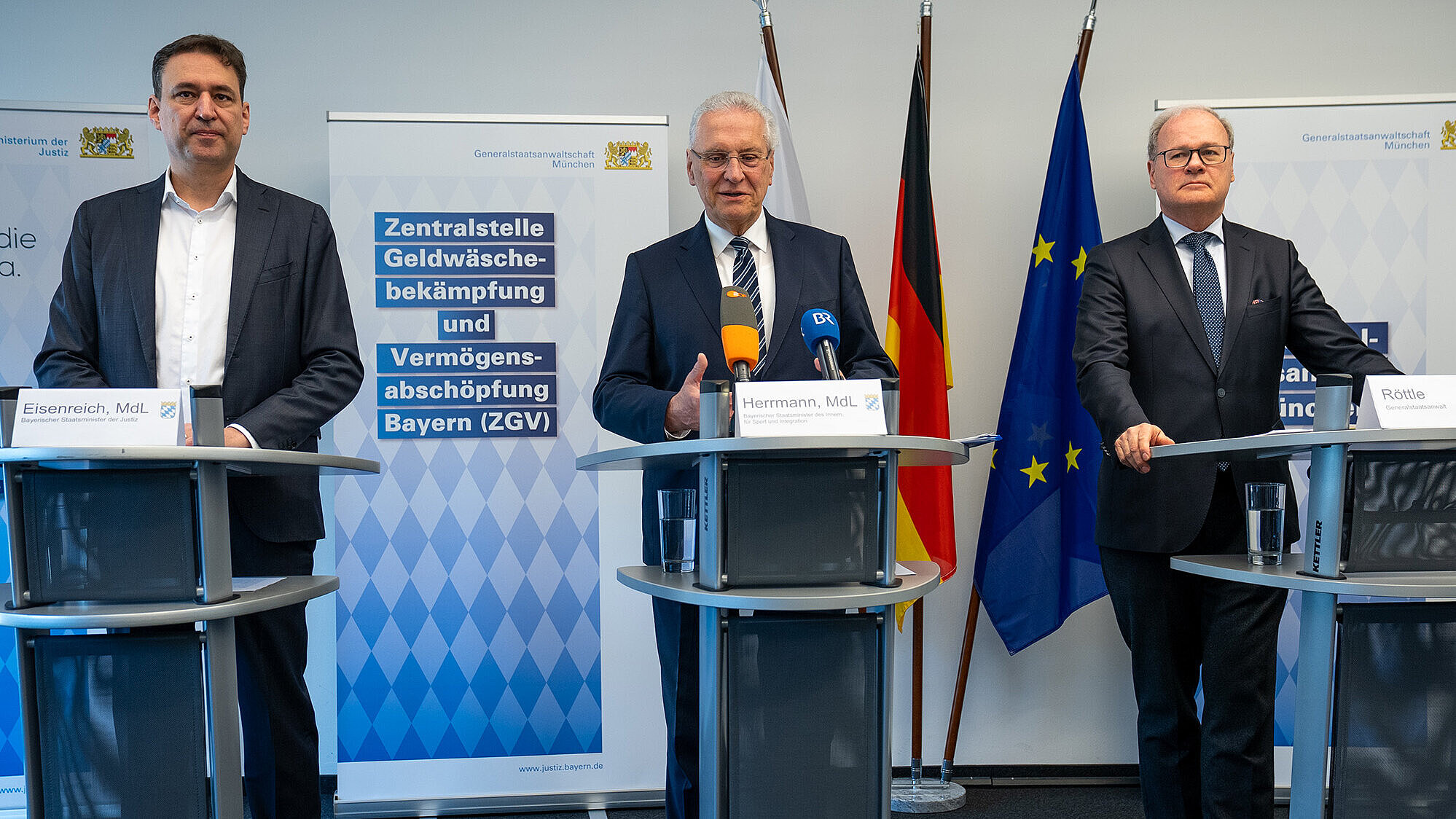 auf dem Bild: von links nach rechts: Justizminister Georg Eisenreich, Innenminister Joachim Herrmann und Generalstaatsanwalt Reinhard Röttle