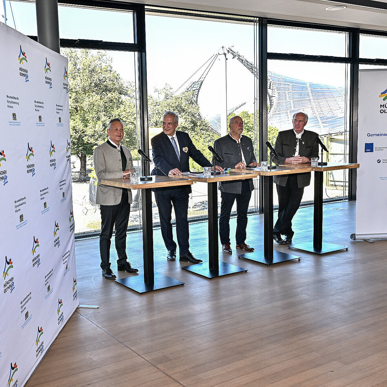 Auf dem Bild sind Innen- und Sportminister Joachim Herrmann und hochkarätige Gäste aus der bayerischen Wirtschaft zu sehen.