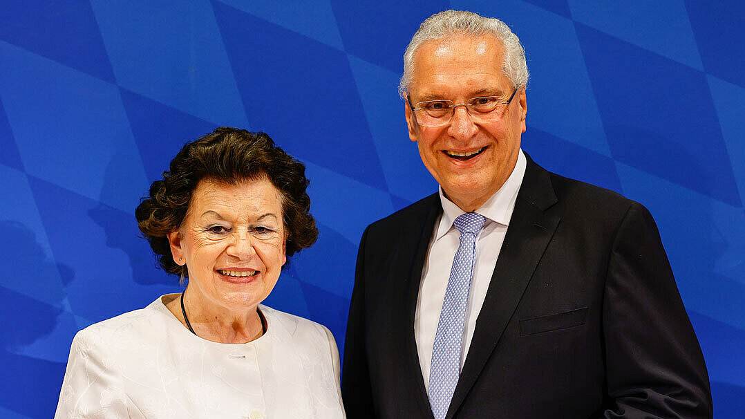 Innenminister Herrmann bei der Mediallenübergabe an Dr. Birgit Seelbinder