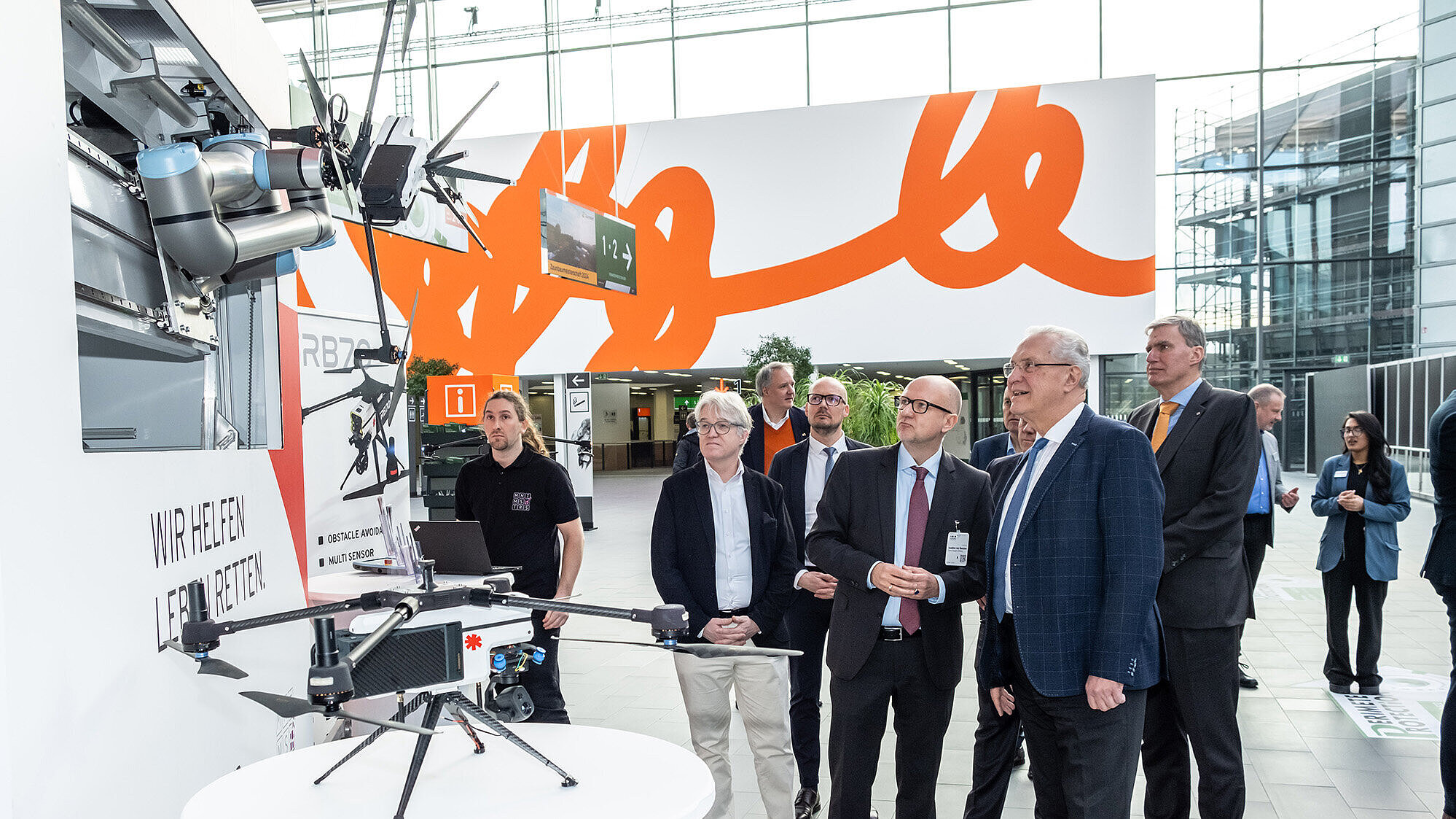 Joachim Herrmann im Gespräch mit (v. l.): Thomas Christl (Geschäftsführer R+F TBU), Dirk Schowtka (Leiter Sortimentsmanagement R+F TBU) und zwei Gesellschaftern der Richter+Frenzel Gruppe: Christoph Stahl, Dr. Peter Küfner