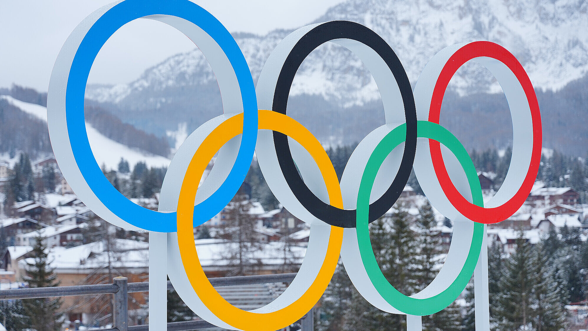 Blick auf die olympischen Ringe am Sliding Center in Cortina