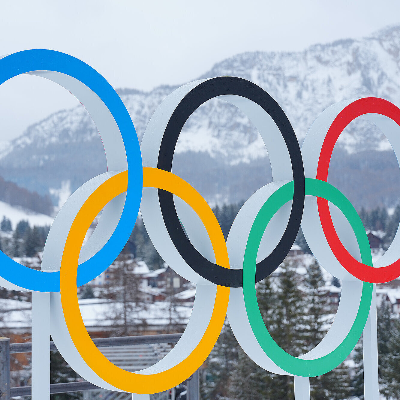 Blick auf die olympischen Ringe am Sliding Center in Cortina