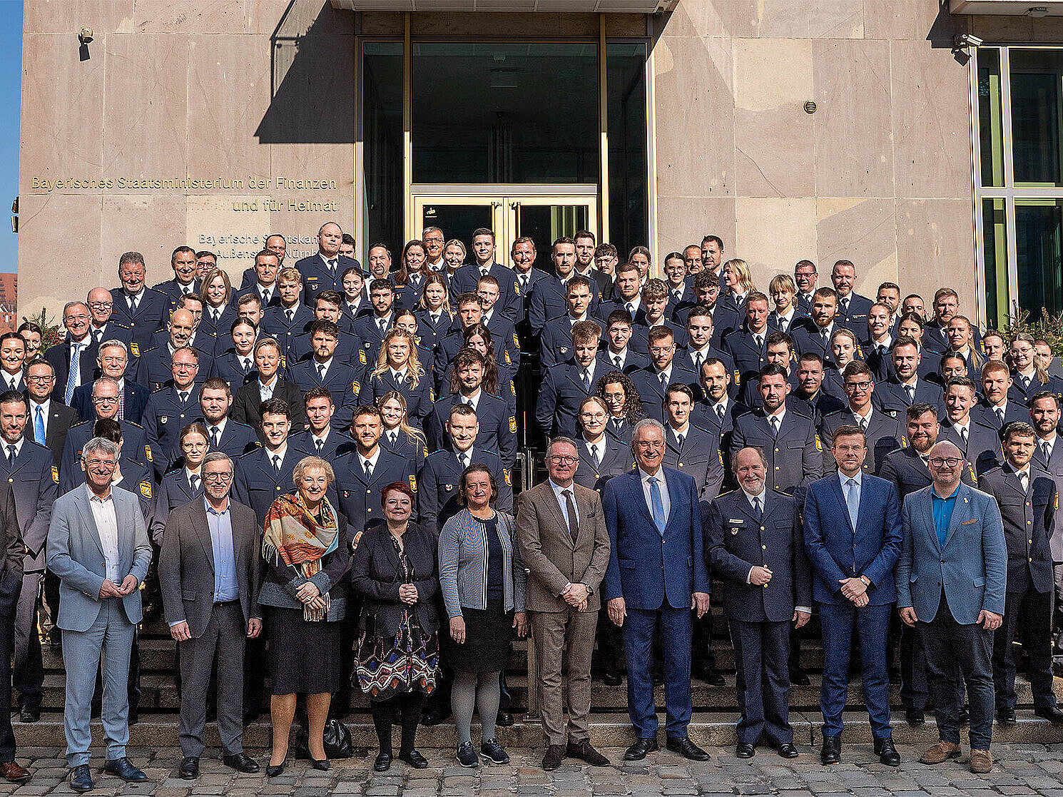 Gruppenbild mit StM Herrmann und neu zugeteilten Polizeibeamtinnen und -beamten