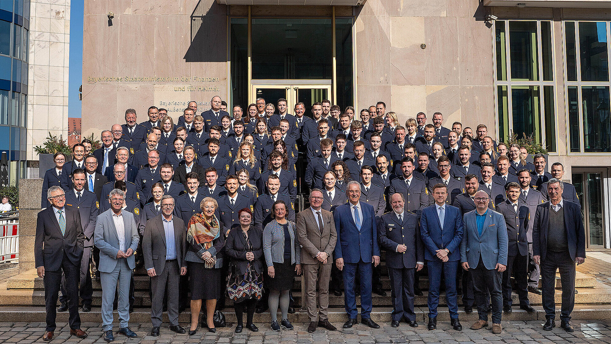Gruppenbild mit StM Herrmann und neu zugeteilten Polizeibeamtinnen und -beamten
