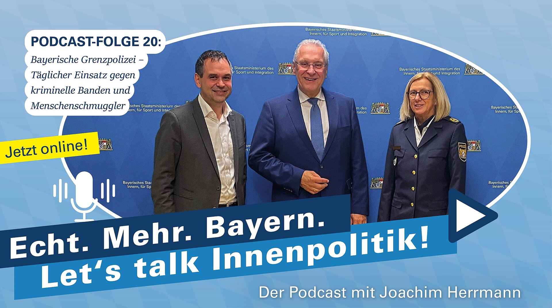 Auf dem Bild sind von links nach rechts zu sehen: Landrat Raimund Kneidinger, Innenminister Joachim Herrmann und Grenzpolizei-Chefin Annette Lauer. Sie stehen vor einer blauen Pressewand.