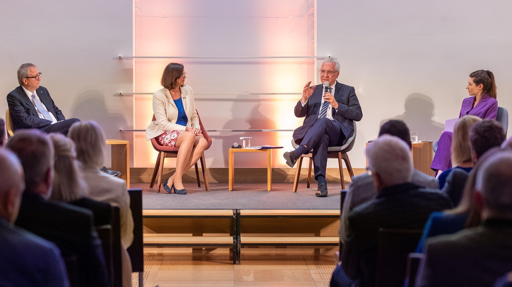 Aigner und Herrmann auf Bühne bei Podiumsdiskussion