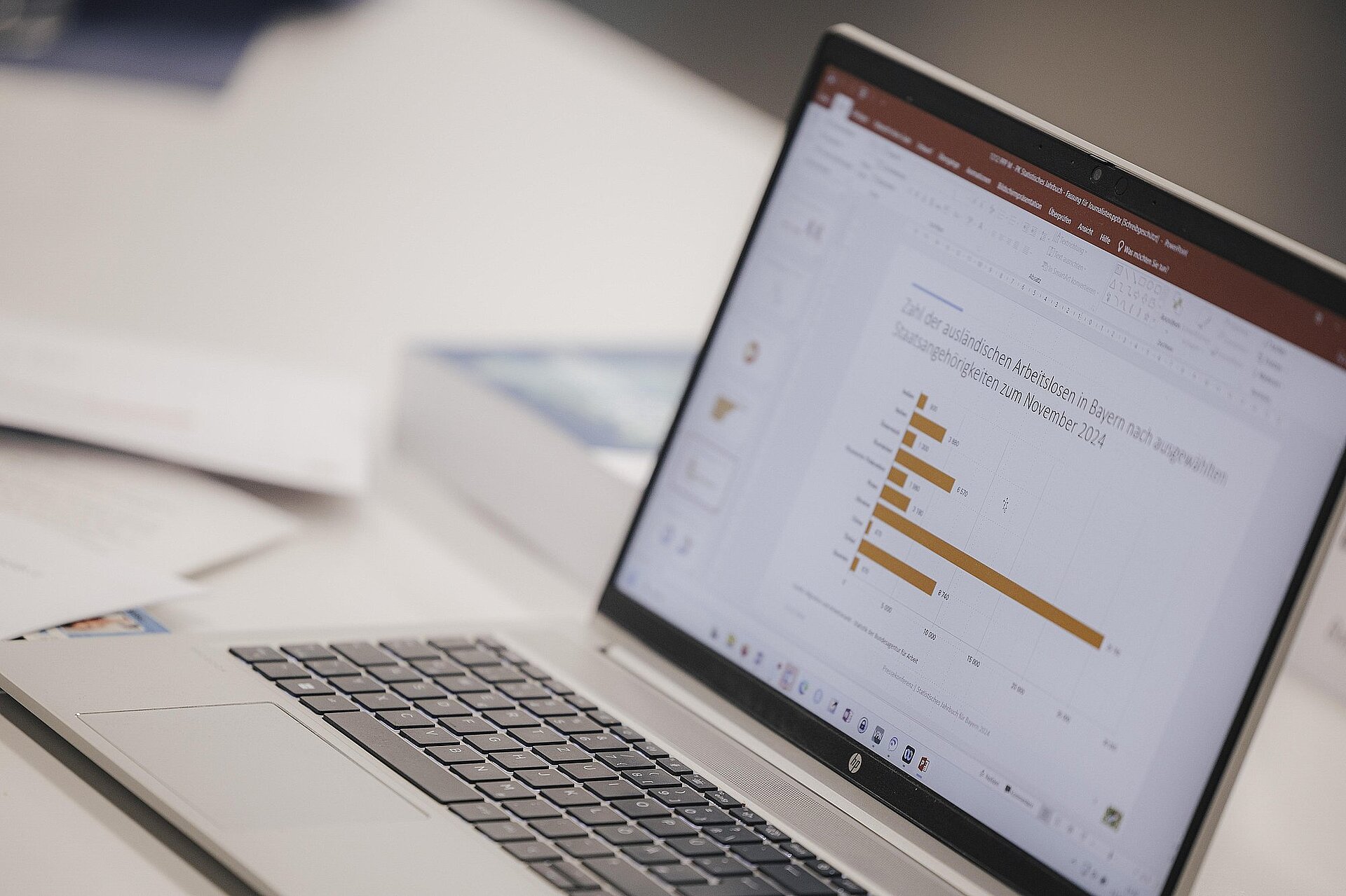 Laptop offen mit sichtbaren Bildschirm mit Diagramm aus dem Statistischen Jahrbuch 2024