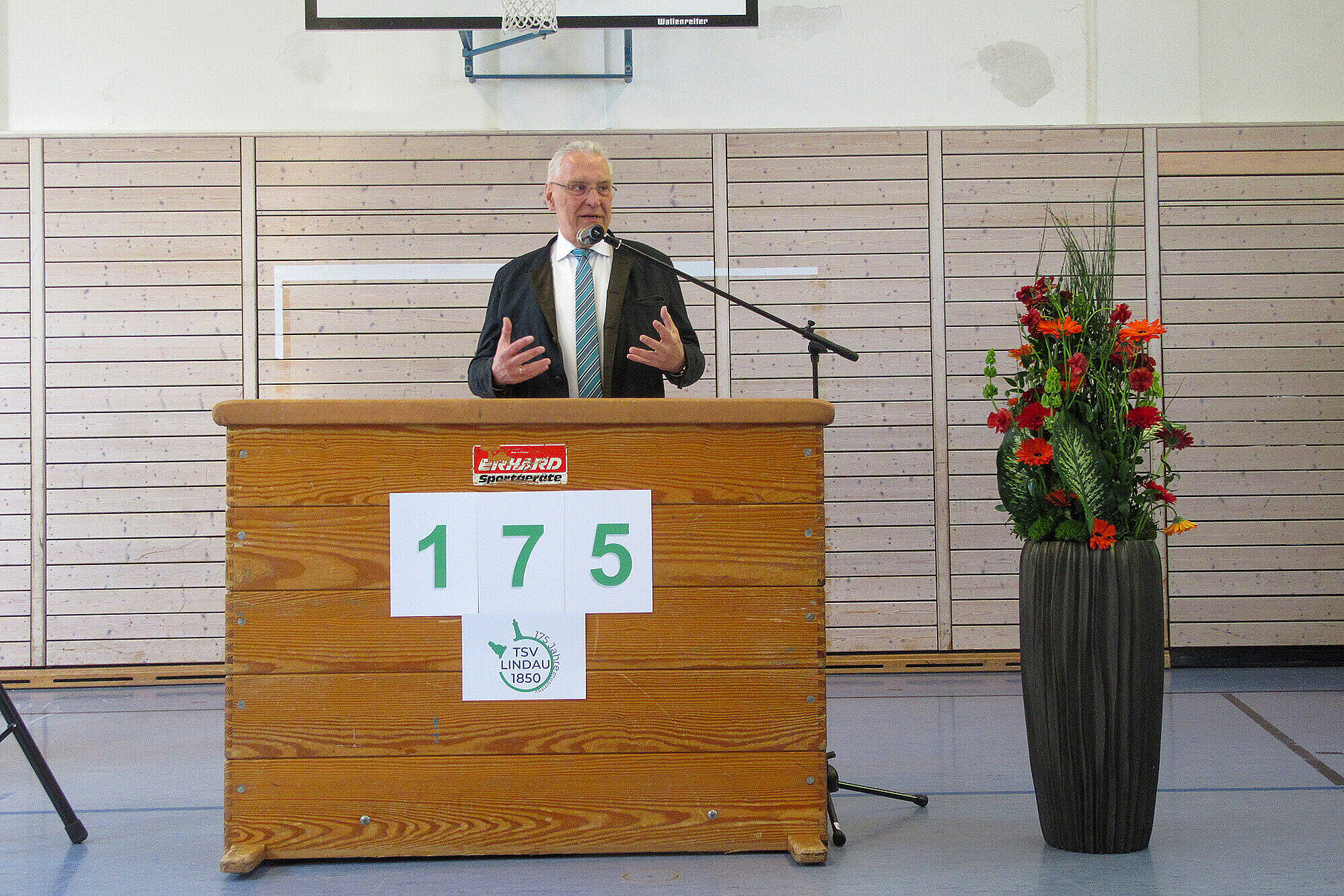 auf dem Bild: Sportminister Joachim Herrmann am Rednerpult