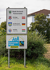 Ein Schild mit Partnerstädten der Stadt Aichach