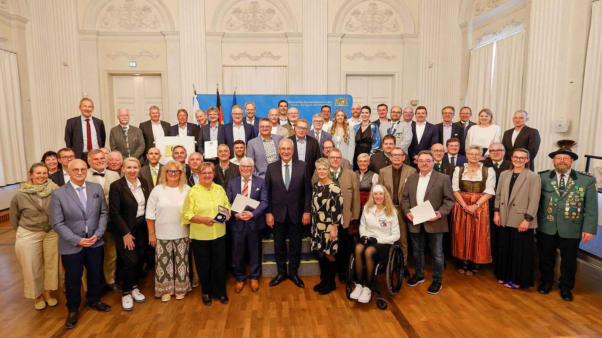 Auf dem Bild sind alle Geehrten mit Herrn Staatsminister vor der historischen Kulisse in der Residenz München zu sehen.