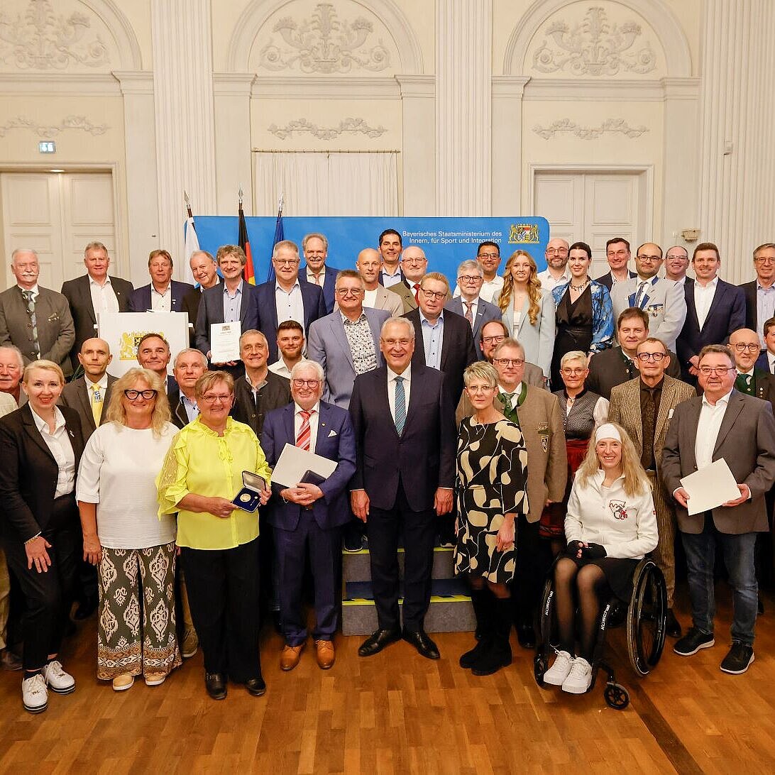 Auf dem Bild sind alle Geehrten mit Herrn Staatsminister vor der historischen Kulisse in der Residenz München zu sehen.