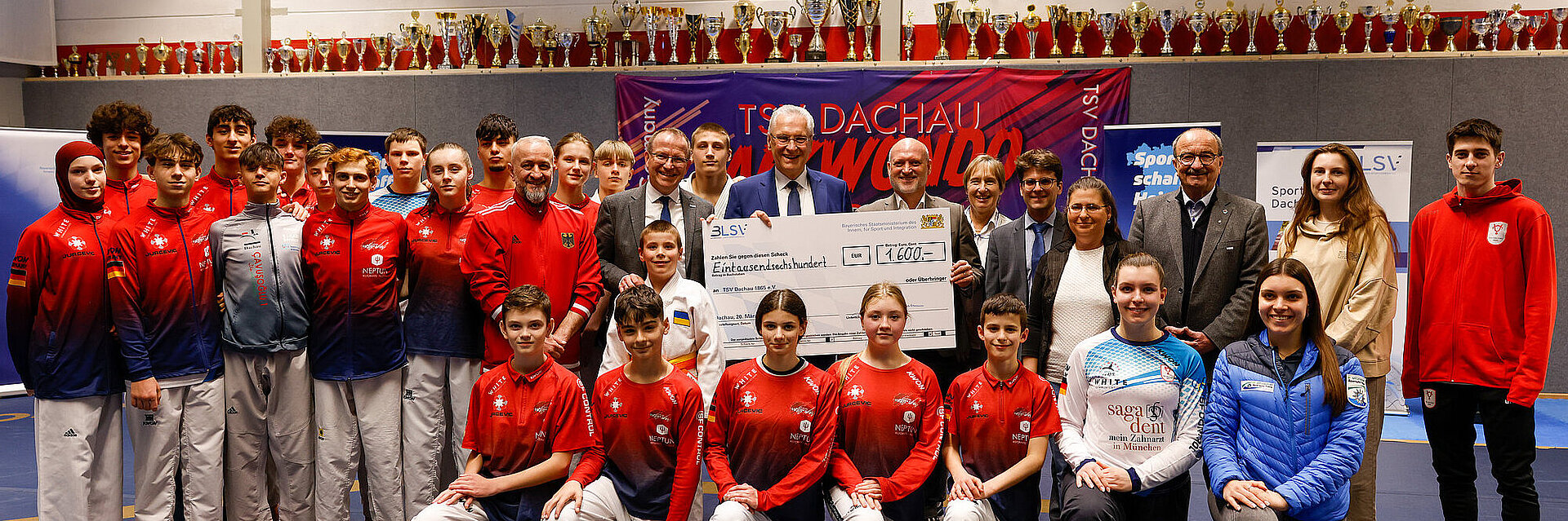 Bayerns Innen- und Sportminister Joachim Herrmann übergibt Fördermittel aus dem Projekt "Sport schafft Heimat" an den TSV Dachau 1865 e.V. am 20.03.2024 in Dachau.