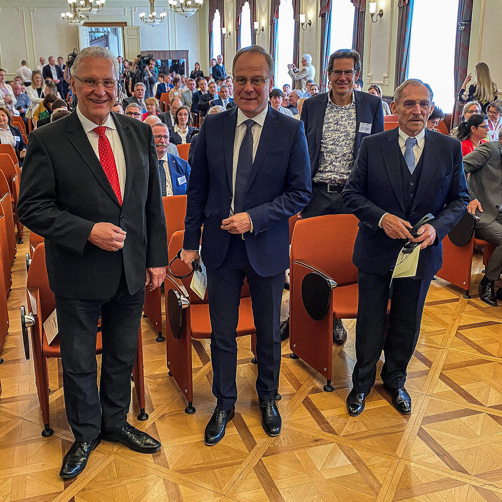 Herrmann, Navracsics und Pintér in Konferenzsaal