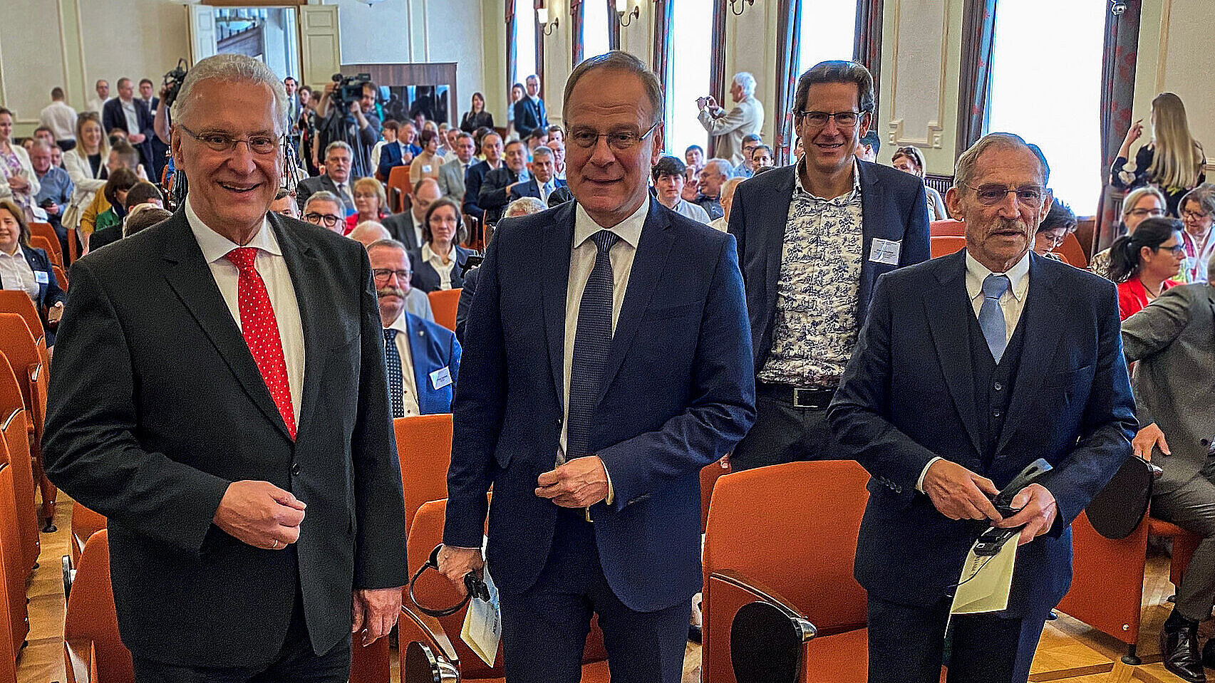 Herrmann, Navracsics und Pintér in Konferenzsaal