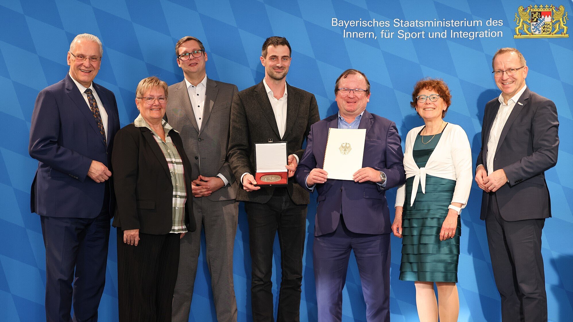 Gruppenfoto mit Vertretern des Bayerischen Kanu-Verbands, dem Präsidenten des Bayerischen Landes-Sportverbands, Jörg Ammon, und Sportminister Joachim Herrmann.