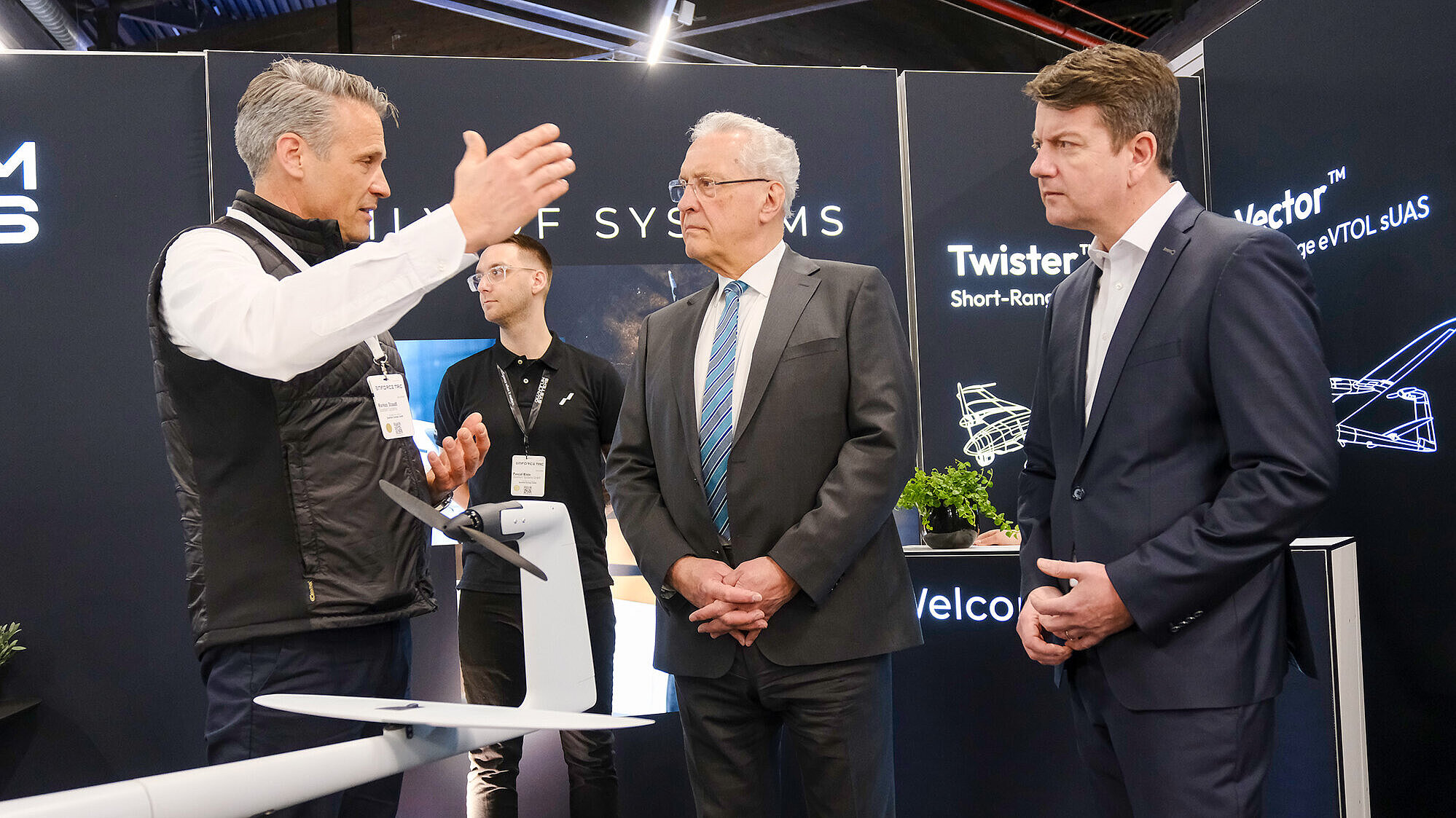 auf dem Bild: Innenminister Joachim Herrmann und Innenstaatssekretär Sandro Kirchner beim Messerundgang im Gespräch mit einem Aussteller