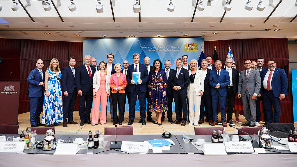 Gruppenfoto mit den Kabinettsmitgliedern und der EU-Präsidentin Dr. Ursula von der Leyen