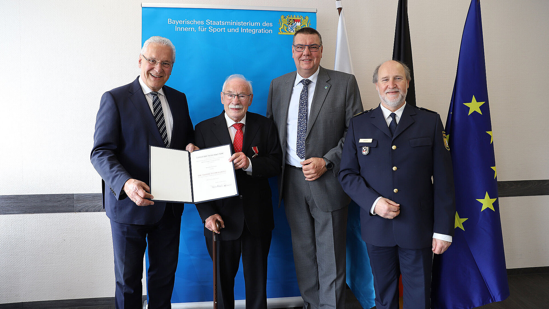 Gruppenfoto mit Medaille