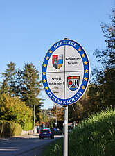 Ovales Gemeindeschild mit Wappen der Gemeinden Seefeld Hechendorf und der Partnergemeinde Gossensass Brenner