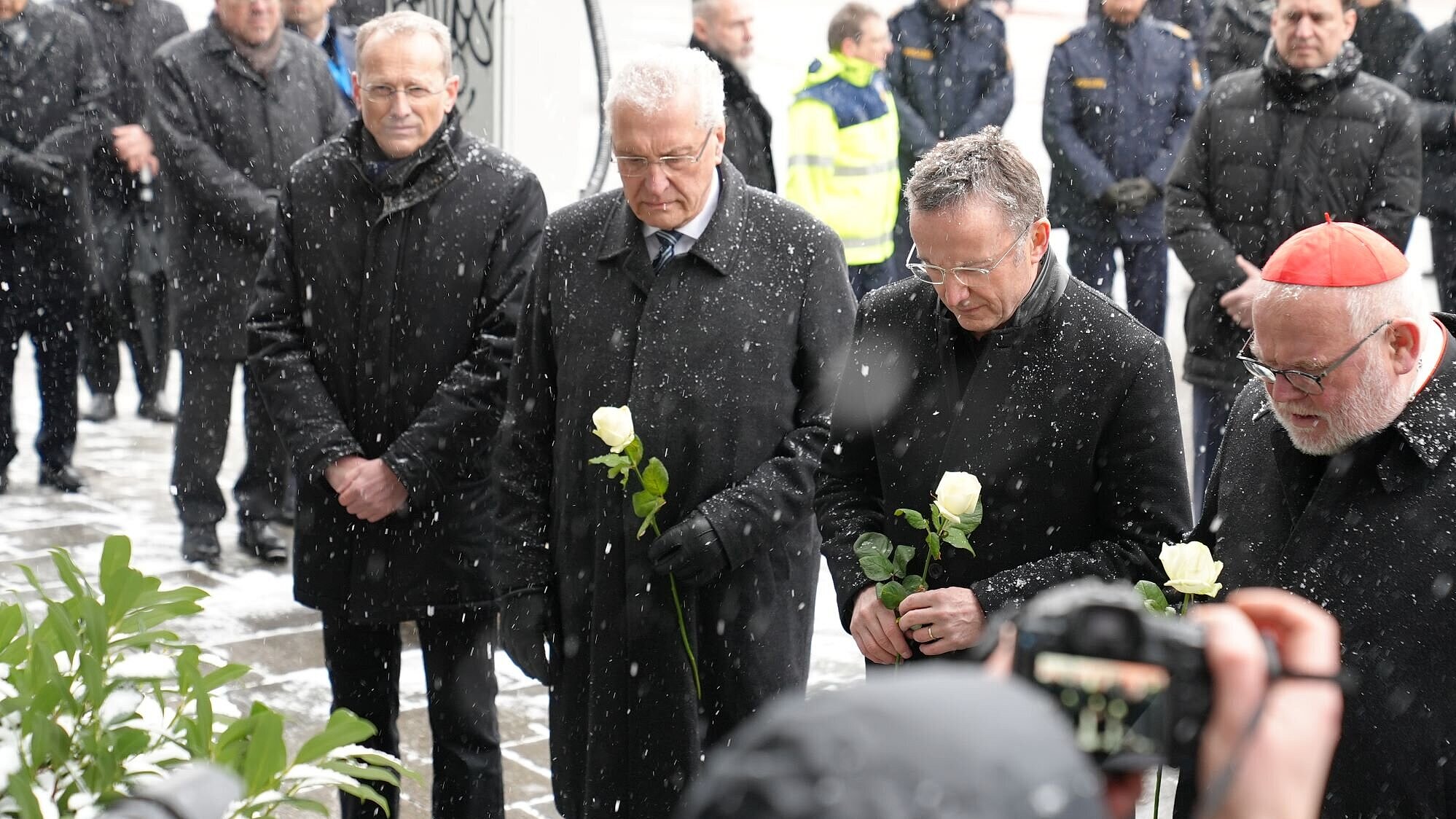 Auf dem Bild sind Innenminister Joachim Herrmann und weitere Honoratioren bei der gemeinsamen Gedenkminute für die Opfer des Anschlags auf den Verdi-Demonstrationszug zu sehen.