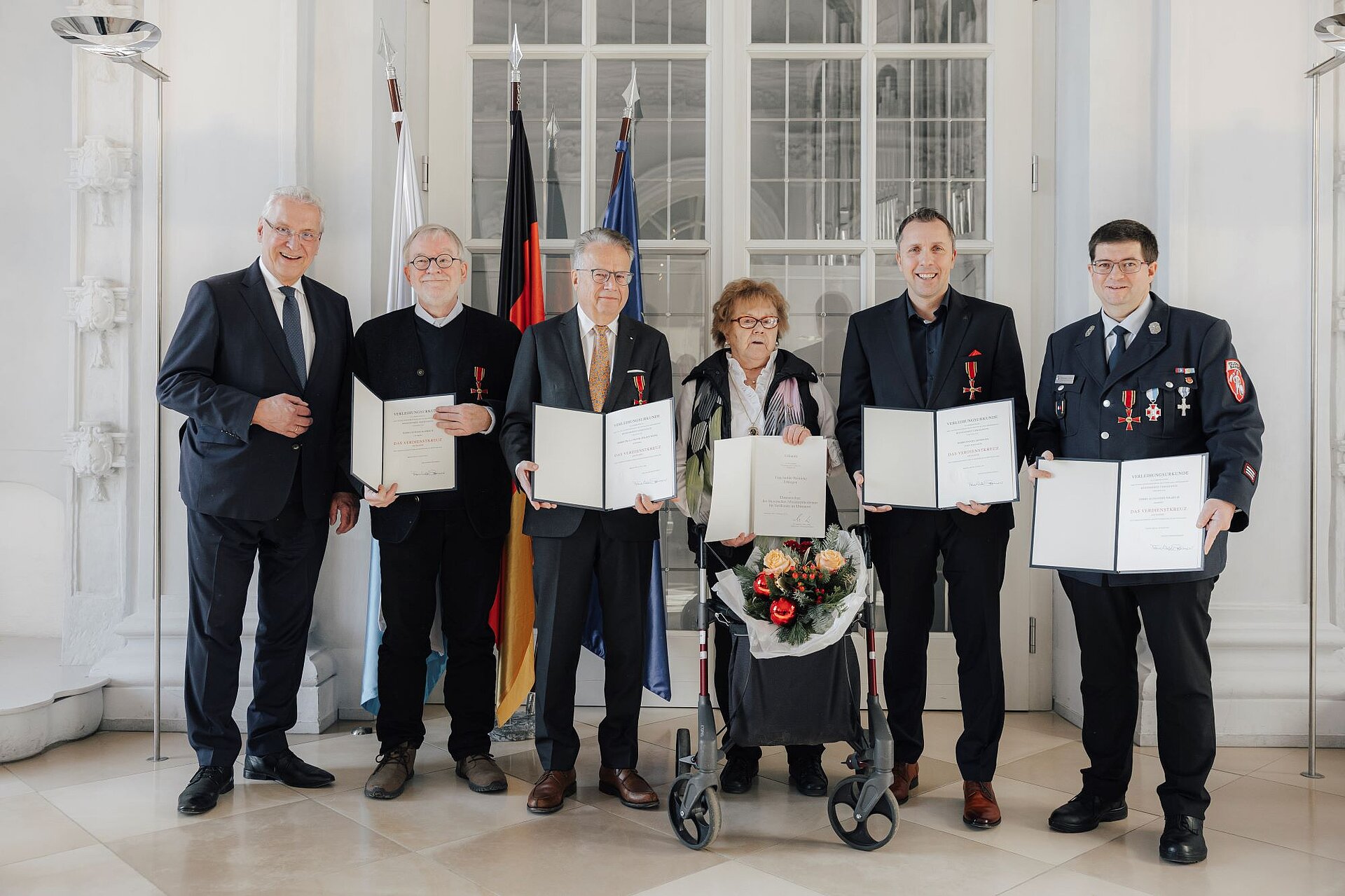 Innenminister Joachim Herrmann mit den Beliehenen der Ordensaushändigung in Erlangen