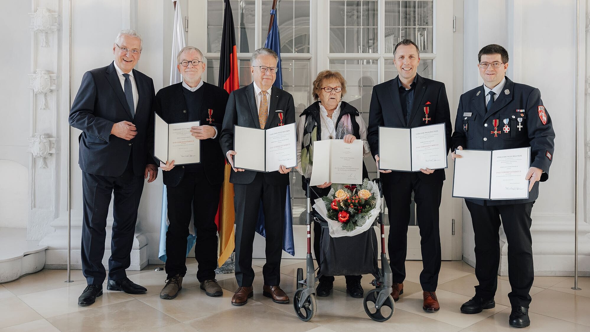 Innenminister Joachim Herrmann mit den Beliehenen der Ordensaushändigung in Erlangen