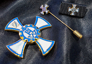 THW Orden und Anstecknadel liegend auf schwarzer Decke