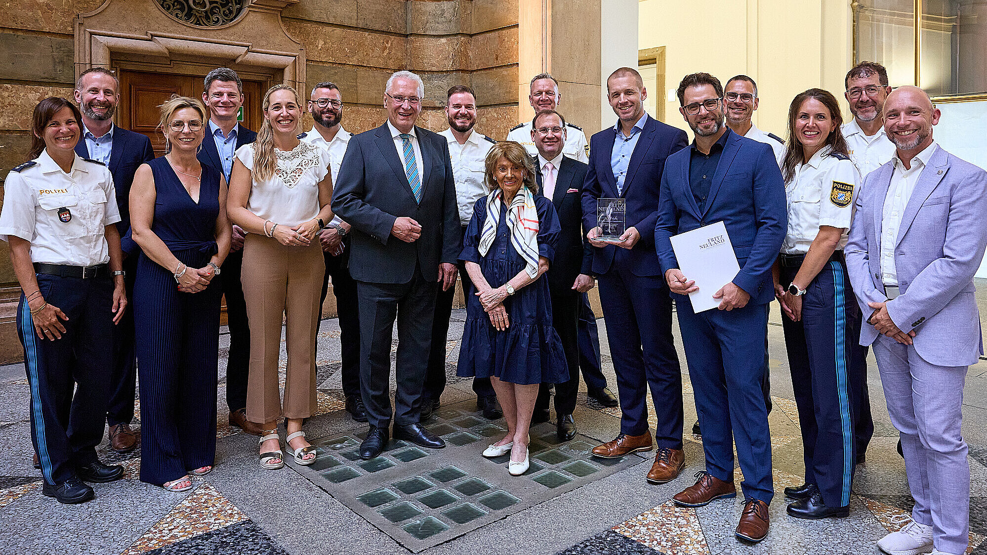 Gruppenfoto mit Innenminister Herrmann und den Geehrten