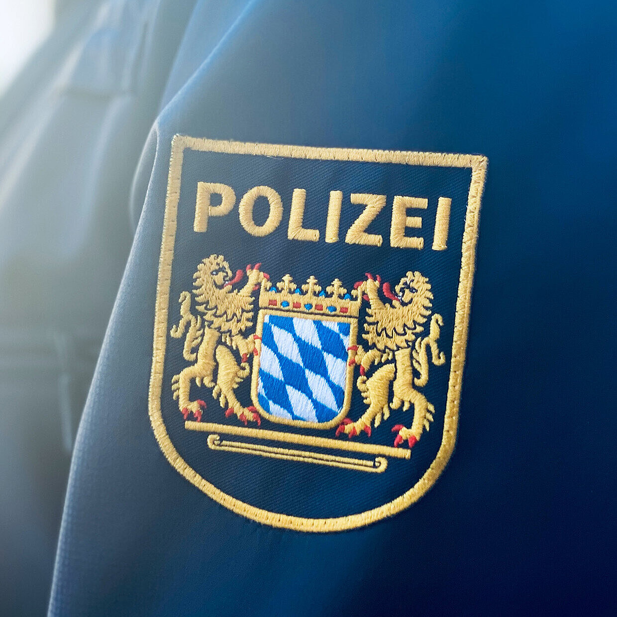 Polizeiwappen auf Uniform