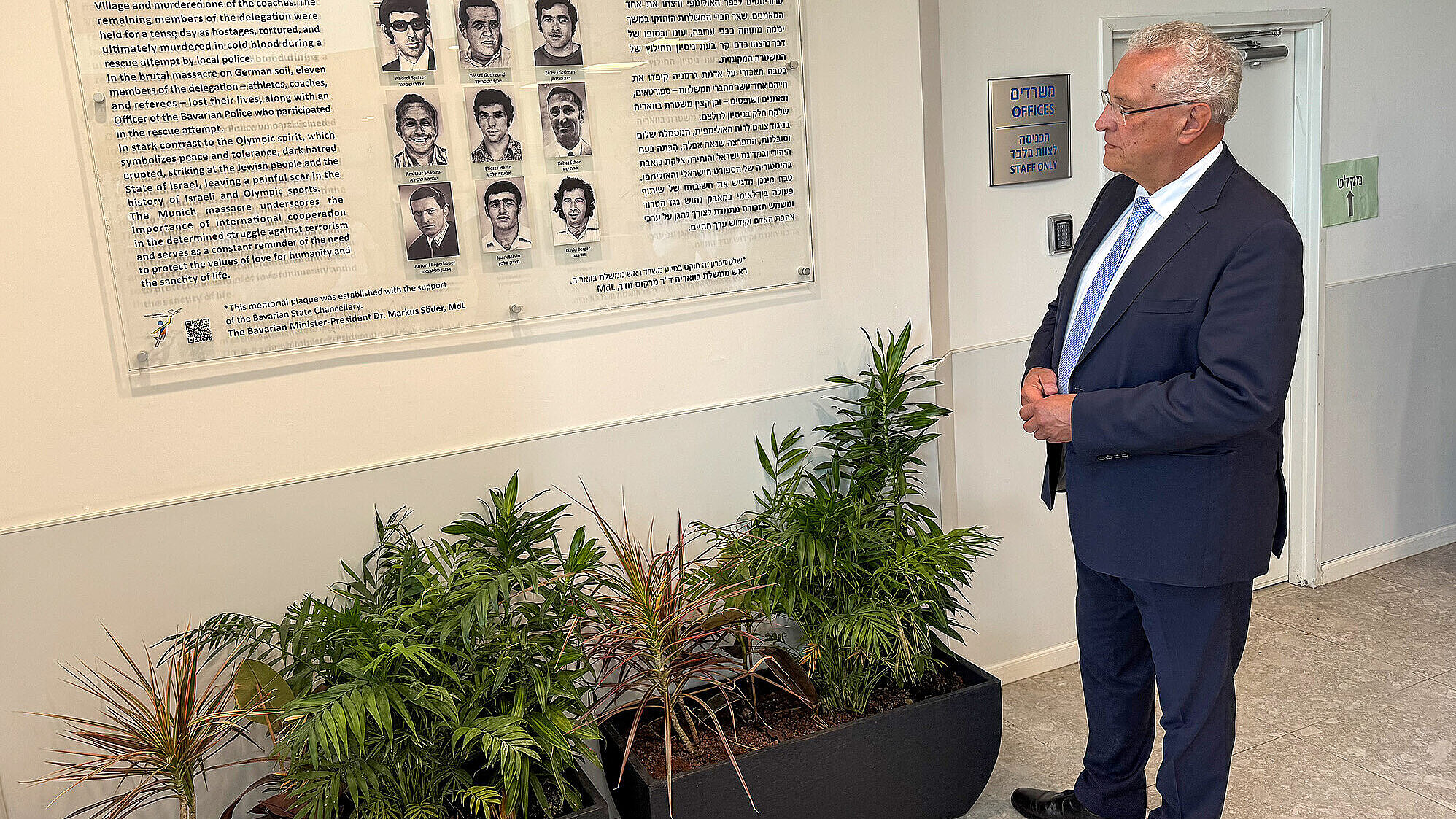 Innenminister Joachim Herrmann steht vor der enthüllten Gedenktafel  für die getöteten israelischen Athleten und den Polizisten Anton Fliegerbauer in Tel Aviv