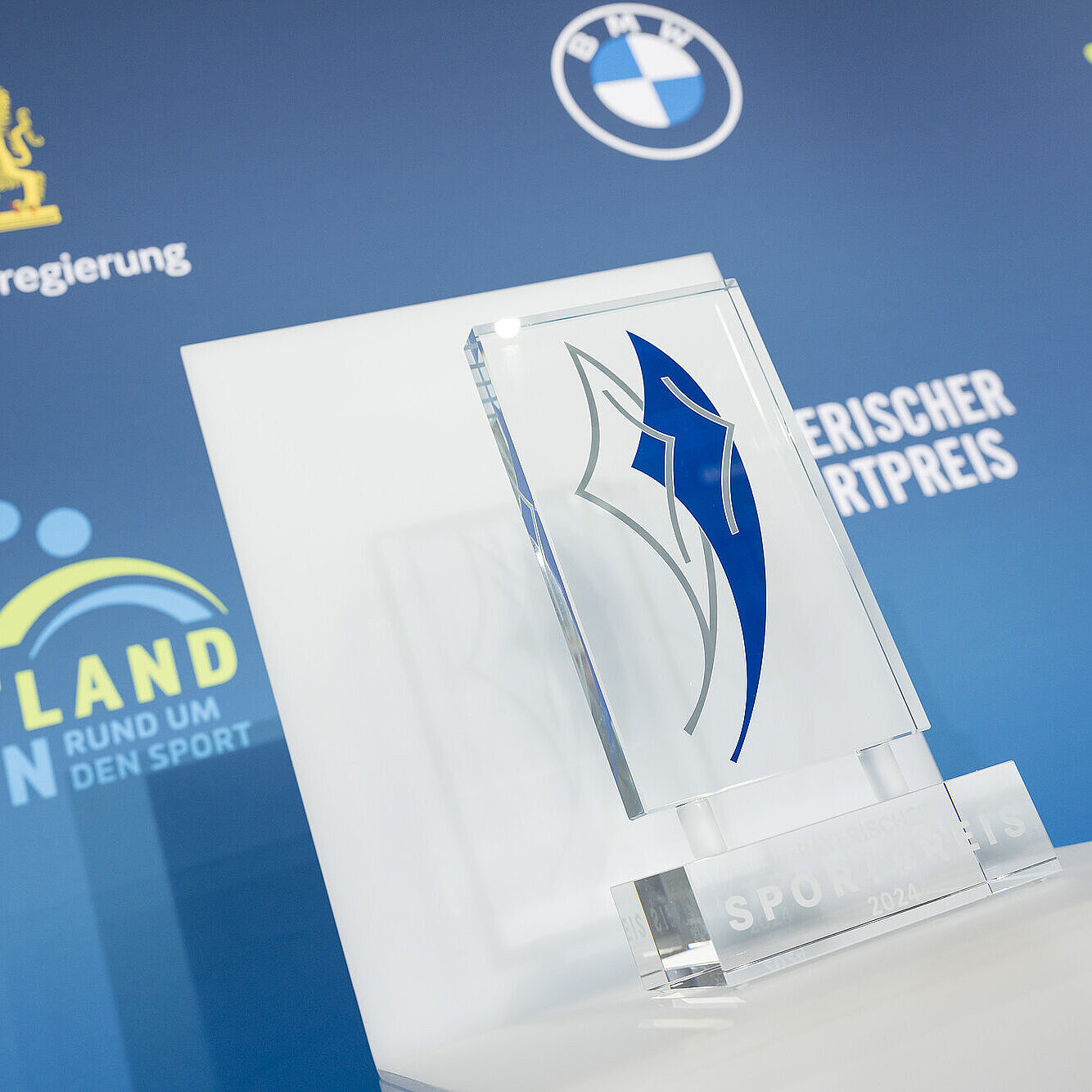 Bild des Bayerischen Sportpreis aus Glas mit Inschrift