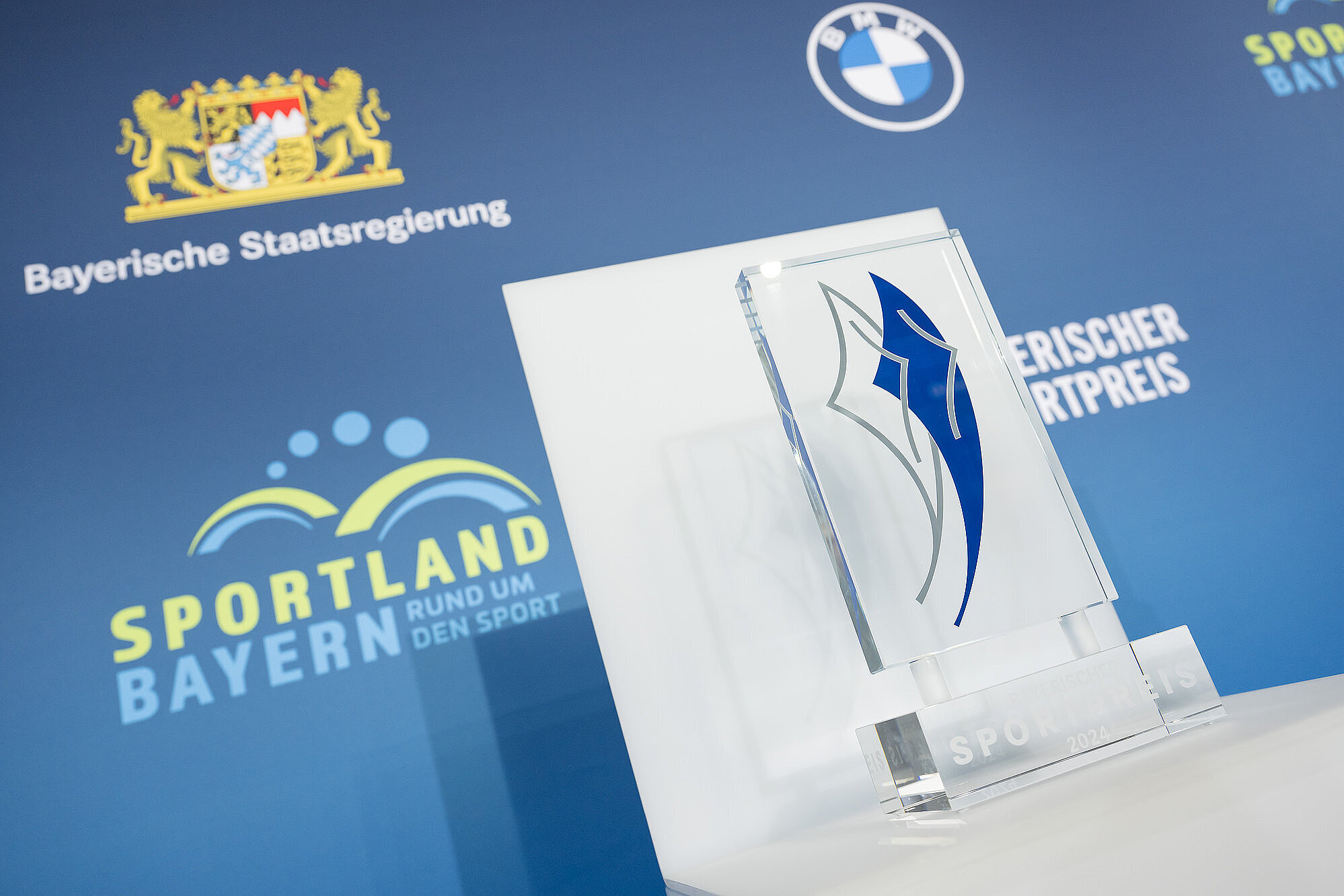 Bild des Bayerischen Sportpreis aus Glas mit Inschrift