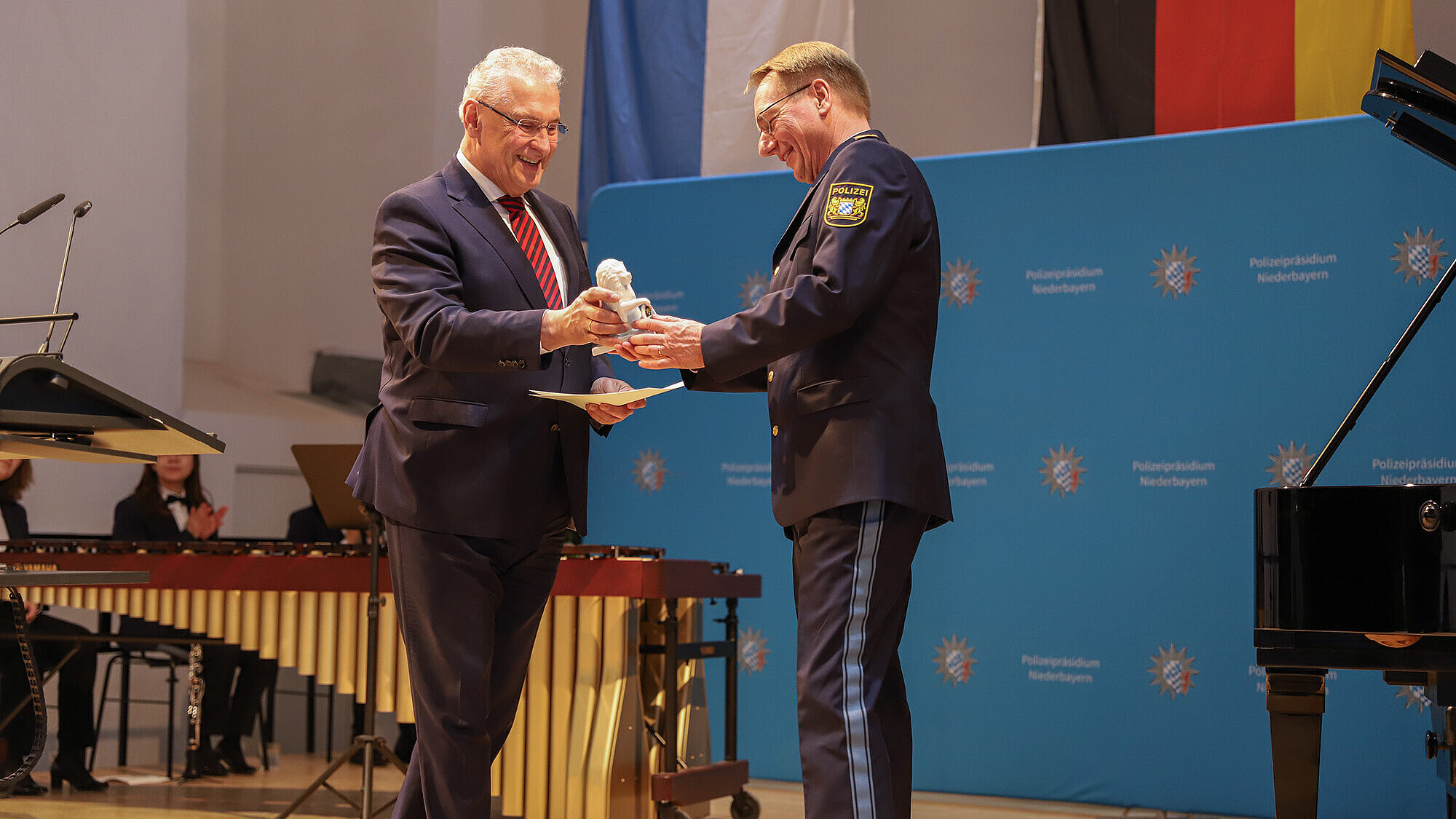 Herrmann überreicht Jahn zum Abschied einen Bayerischen Porzellanlöwen und eine Urkunde