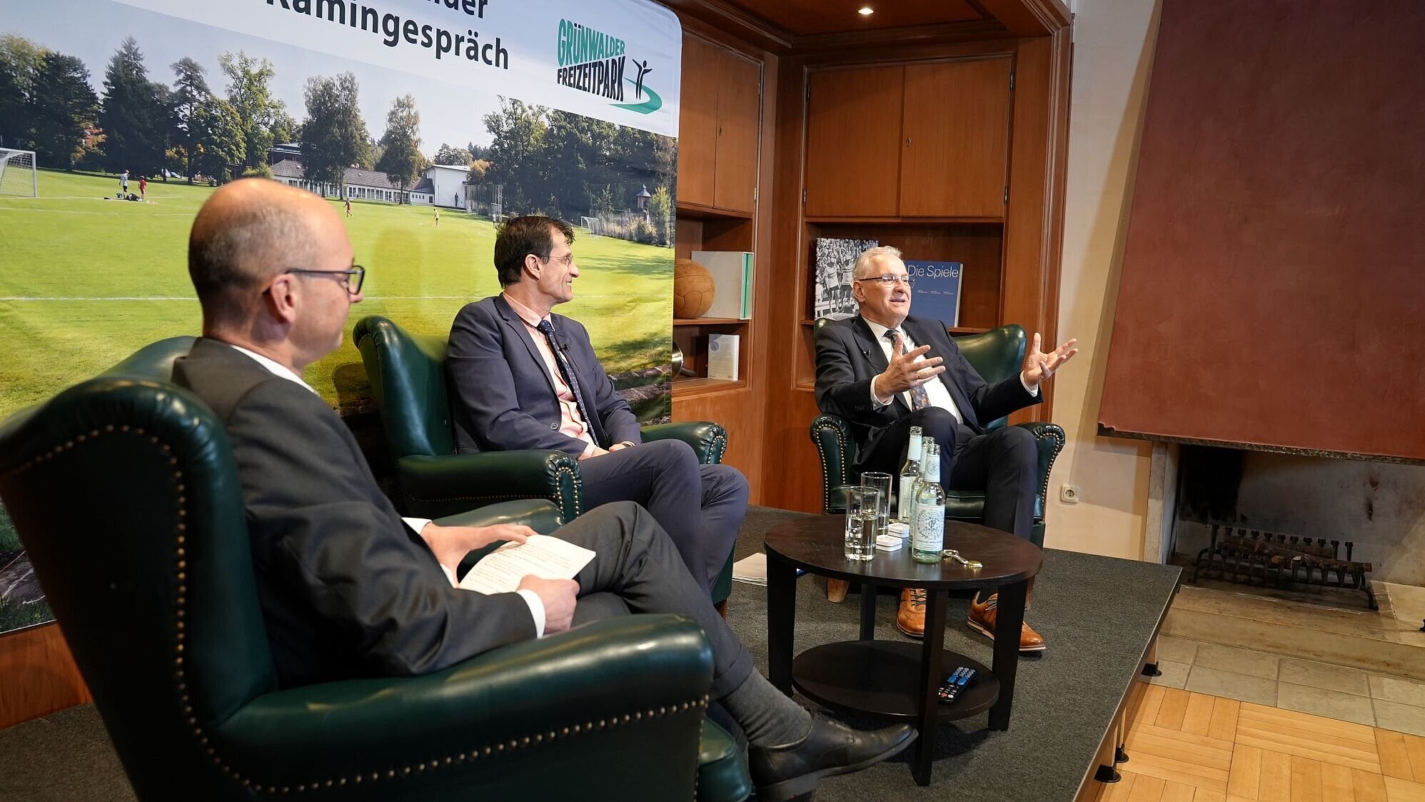 Auf dem Bild ist Innen- und Sportminister Joachim Herrmann während der Podiumsdiskussion beim 7. Grünwalder Kamingespräch zu sehen.