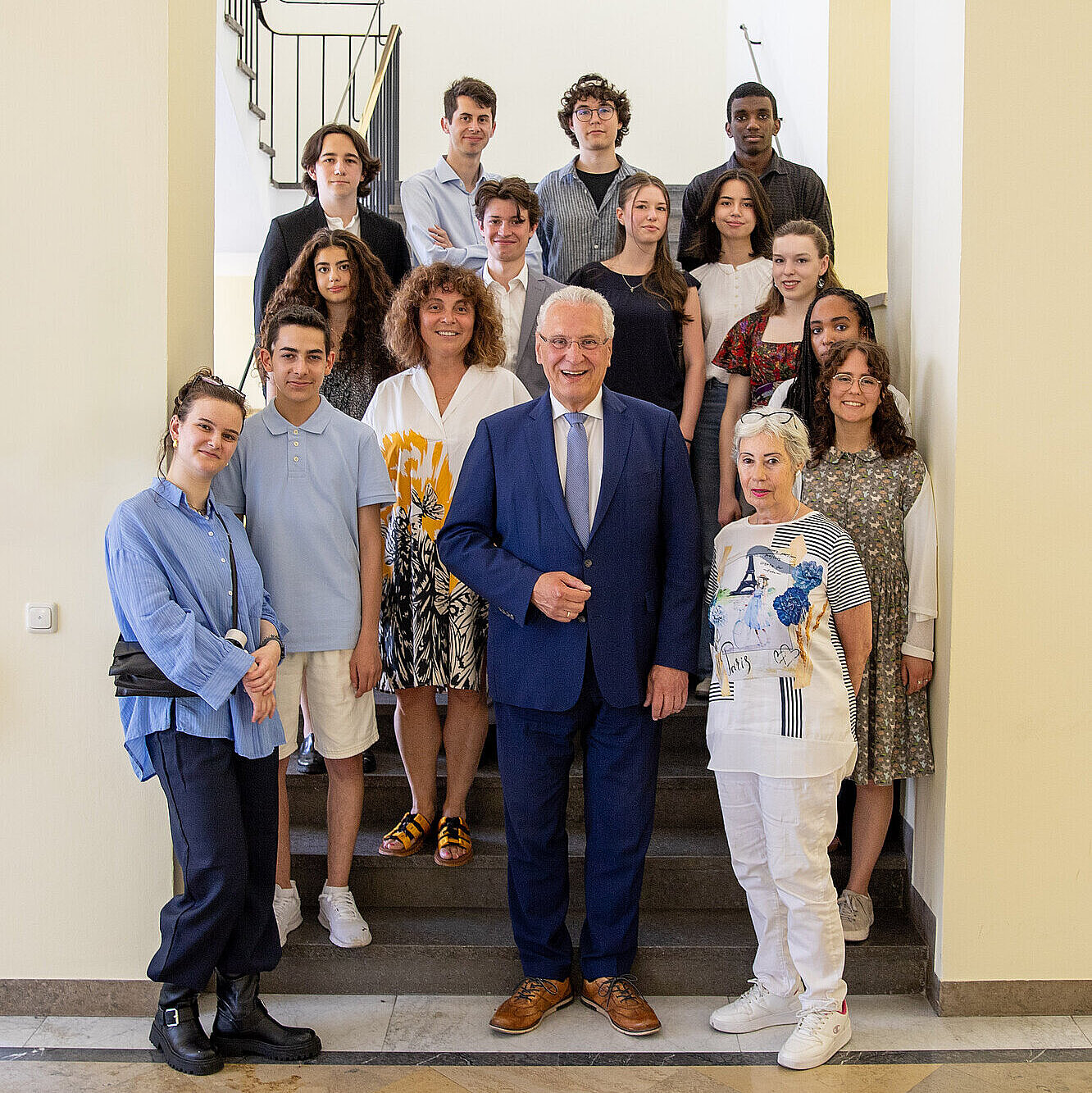 Gruppenfoto mit Herrmann und Jugendlichen auf einer Treppe im Innenministerium