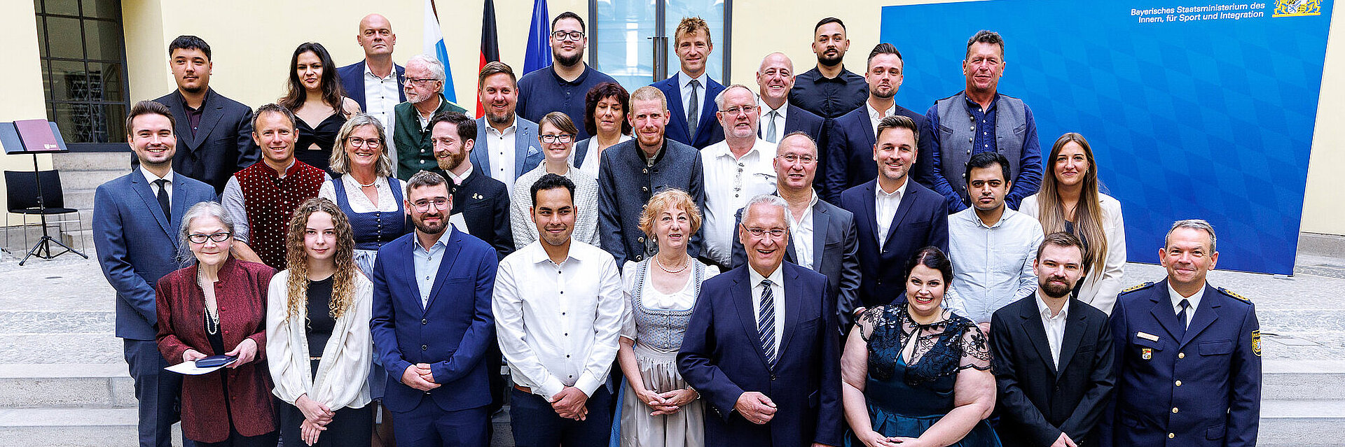 Gruppenfoto im Odeon vor Pressewand mit den Ausgezeichneten
