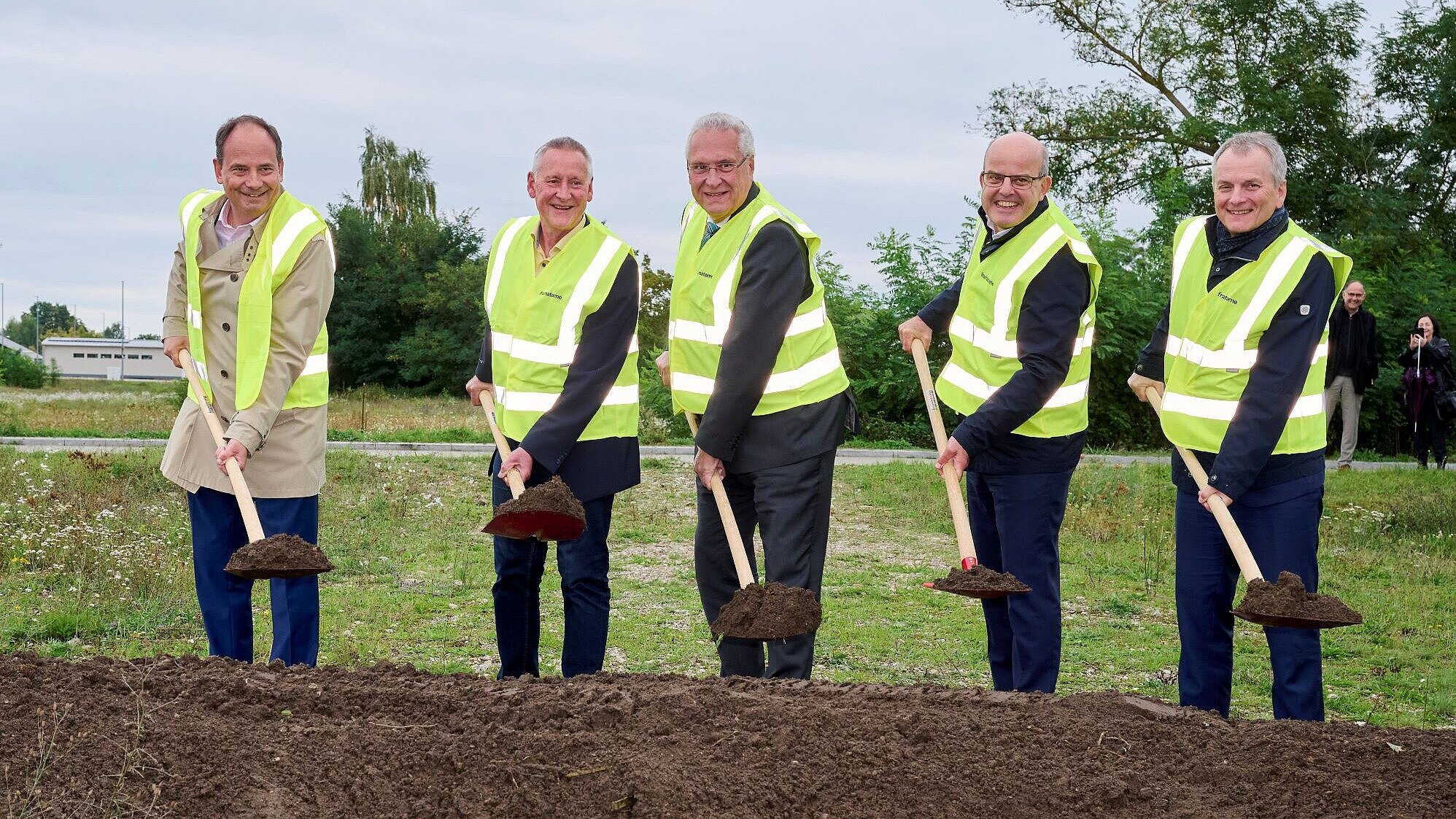 Spatenstich in Fürth für das neue Labor von Framatome. Auf dem Bild ist Innenminister Joachim Herrmann mit weiteren Ehrengästen in gelber Weste sowie mit jeweils einem Spaten in der Hand zu sehen.