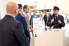 Benjamin Hauck am Mikrofon während Bühnentalk