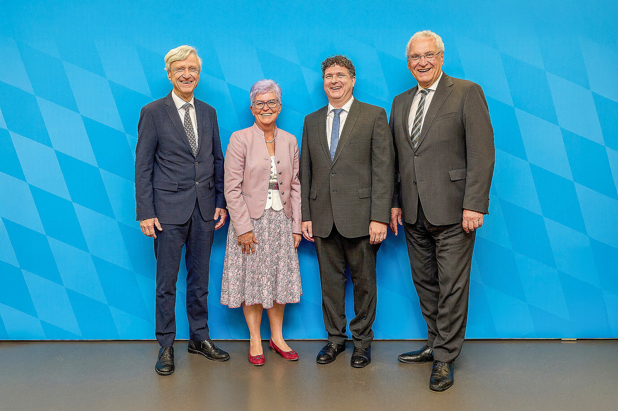 von links Präsident Dr. Thomas Gößl, die scheidende Vizepräsidentin Frau Anna Staudhammer, ihr Amtsnachfolger Herr Sven Muth und Herr Staatsminister Joachim Herrmann vor einer blauen Pressewand.