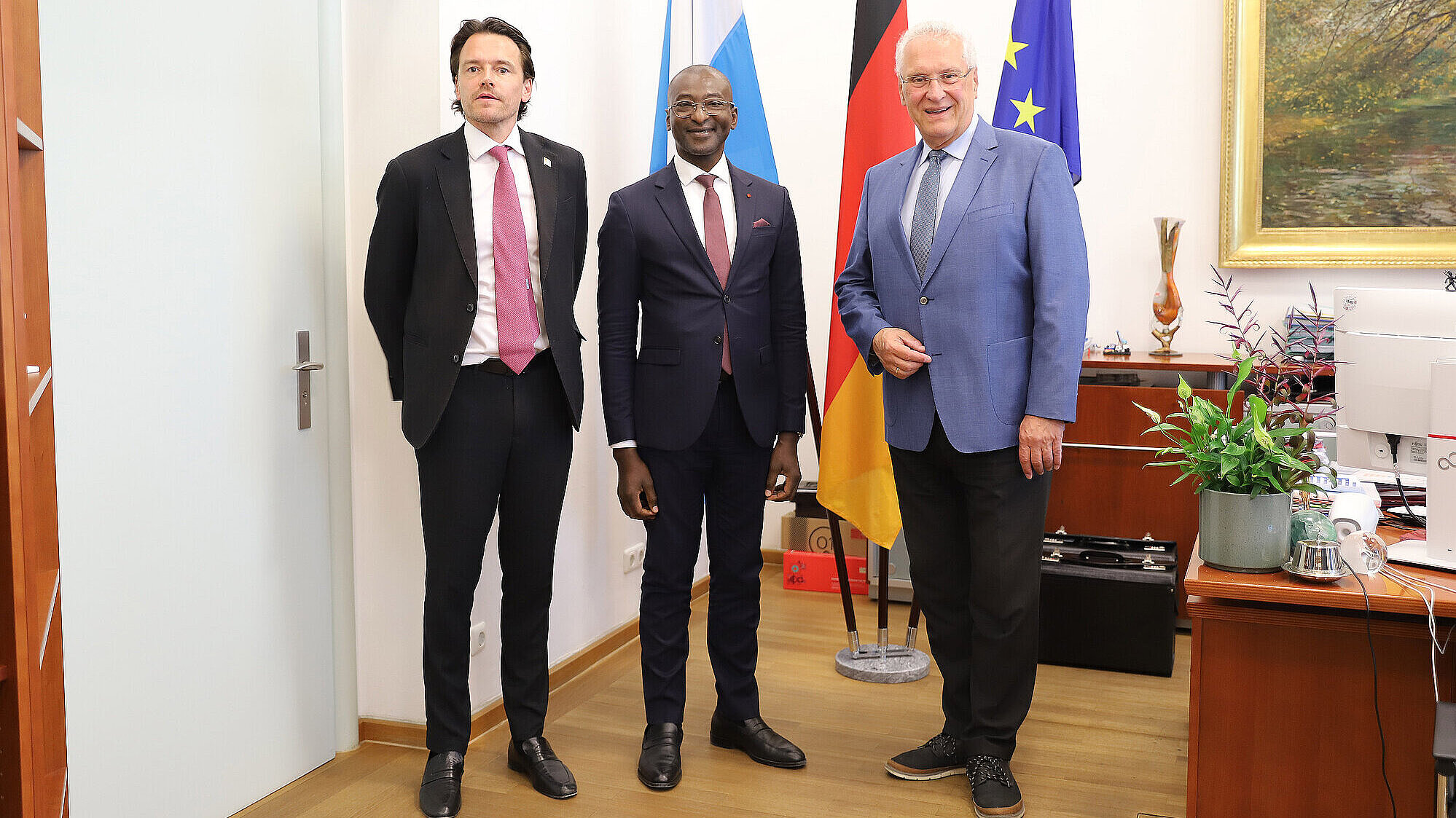 Herrmann und zwei weitere Personen in dessen Büro